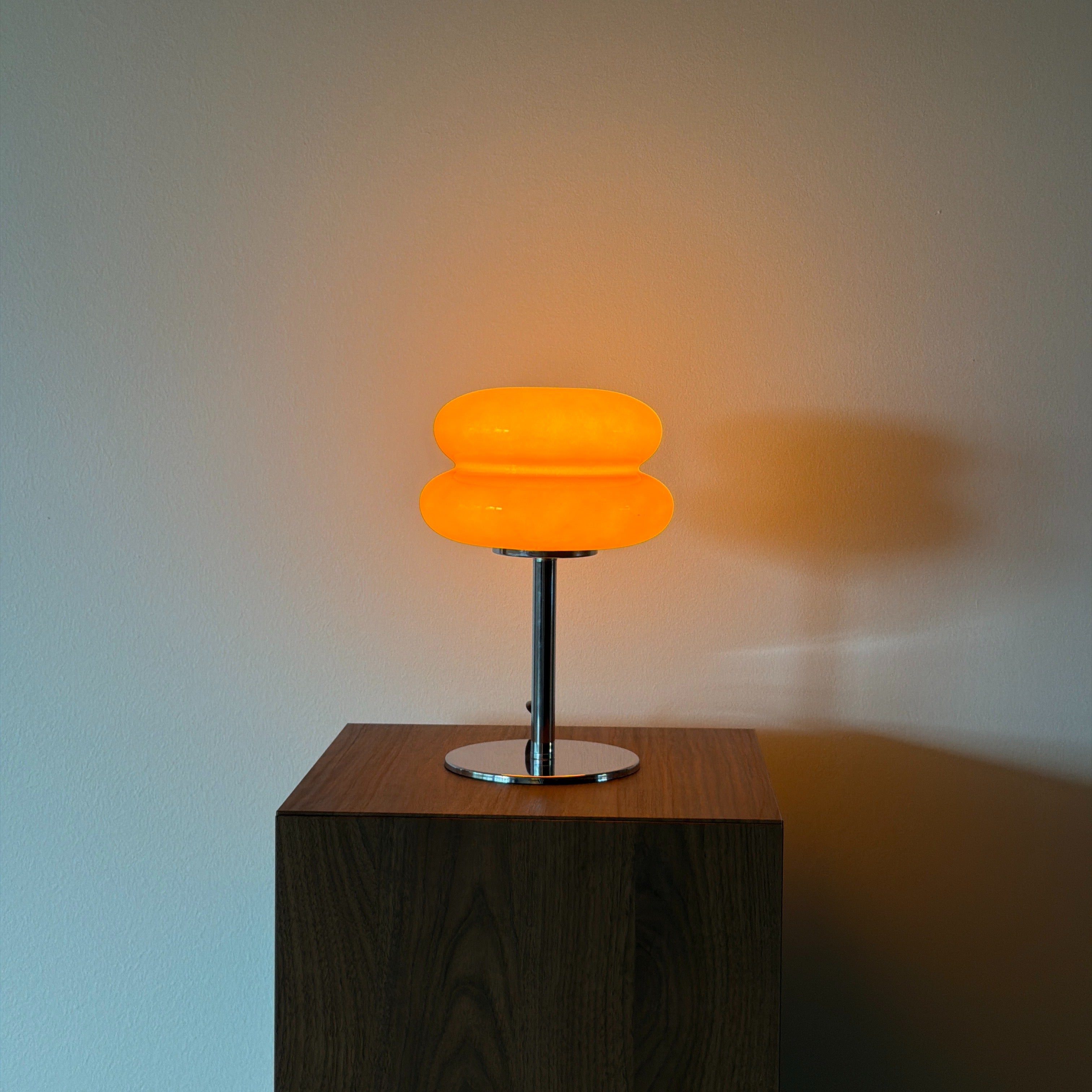 MACARON bordslampa Orange – Bauhaus opalglas & krom