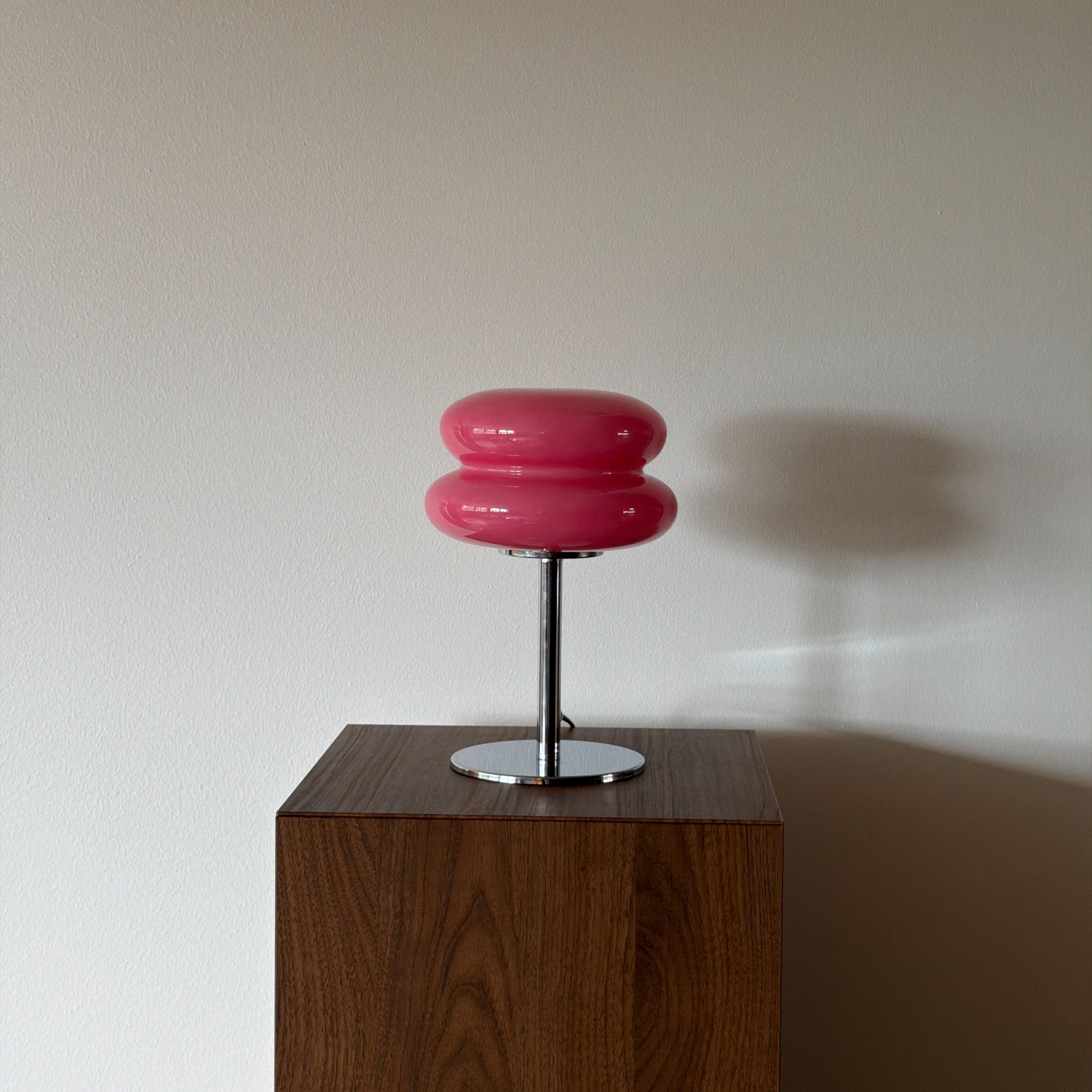 MACARON bordslampa Rosa – Bauhaus opalglas & krom