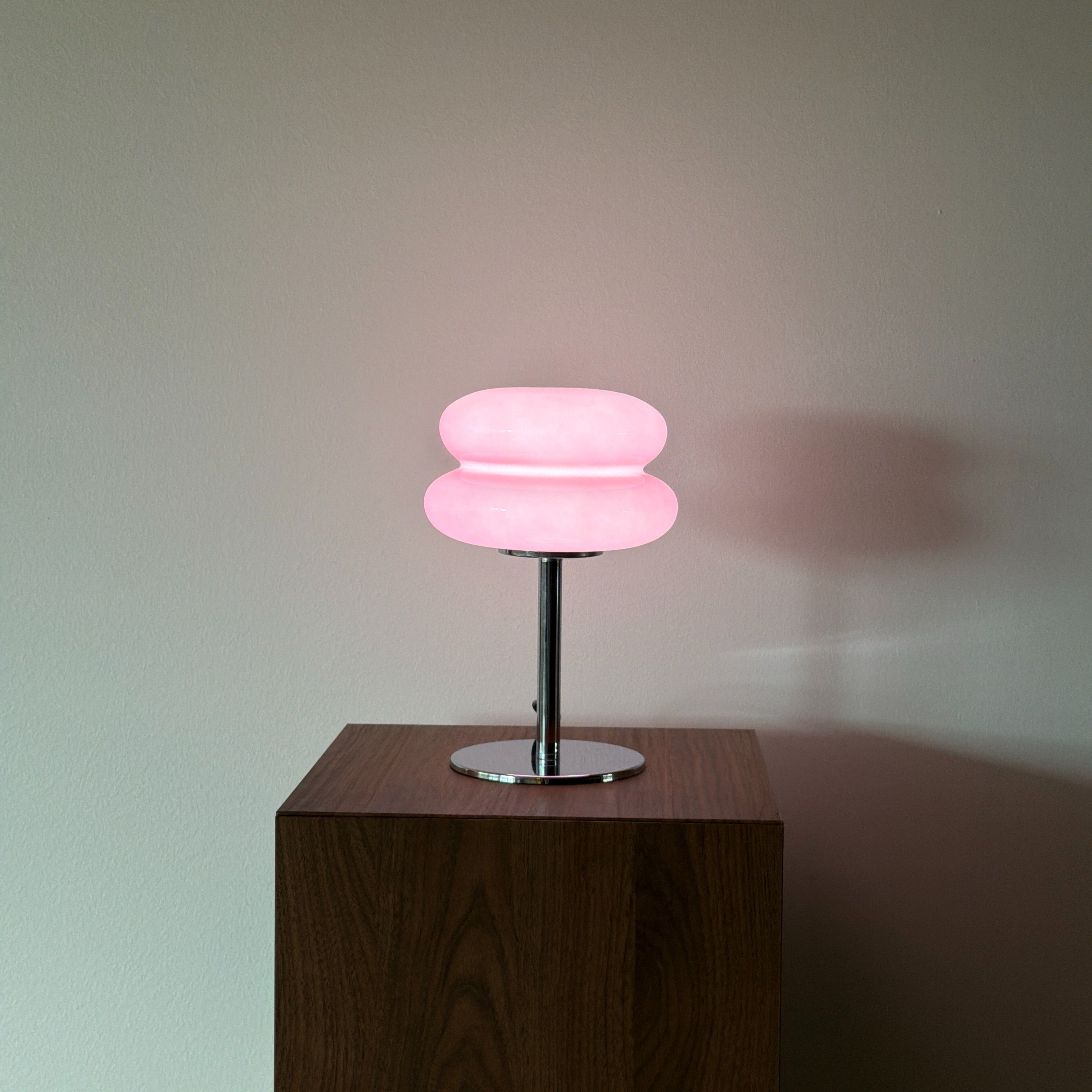 MACARON bordslampa Rosa – Bauhaus opalglas & krom
