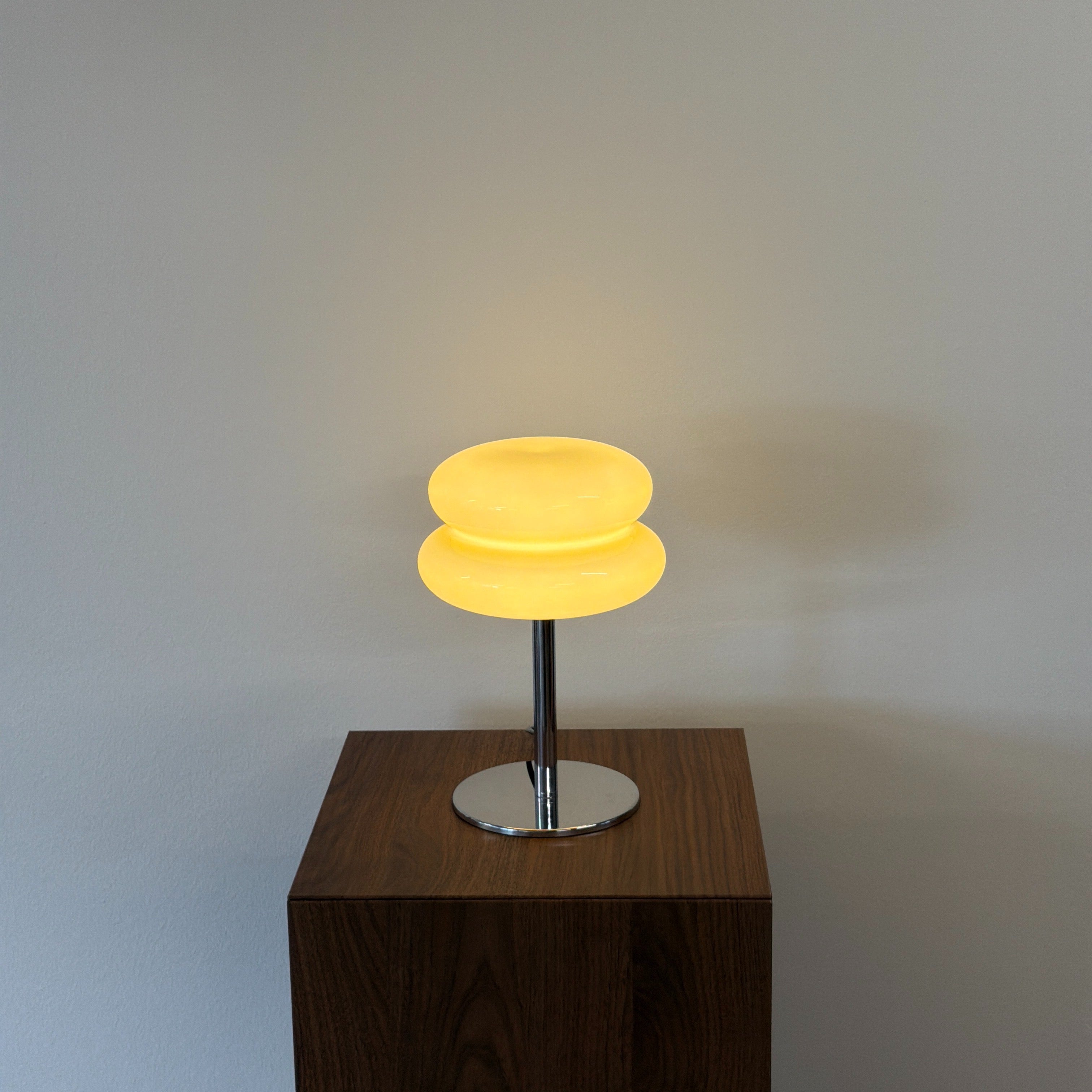 MACARON bordslampa Gul – Bauhaus opalglas & krom