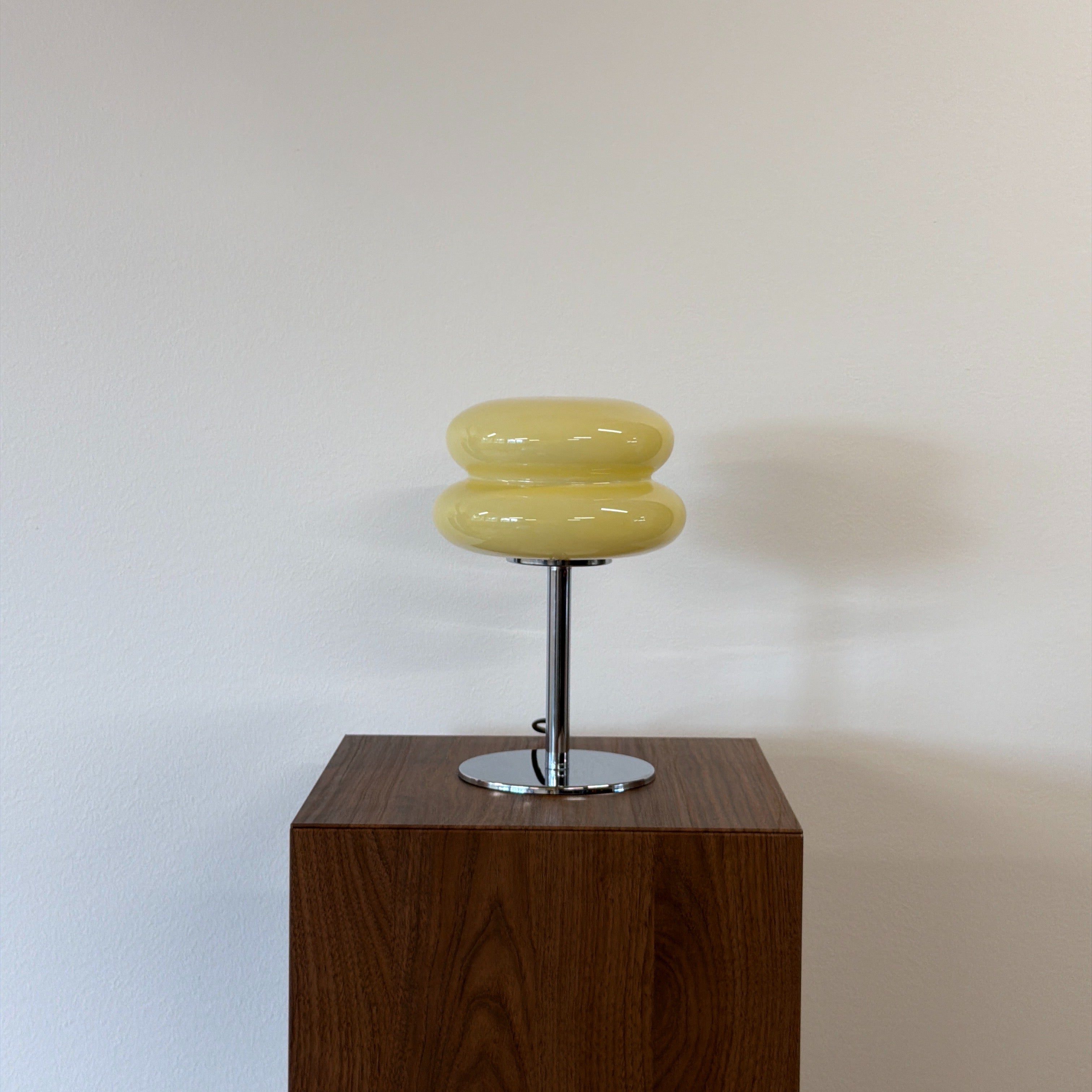 MACARON bordslampa Gul – Bauhaus opalglas & krom