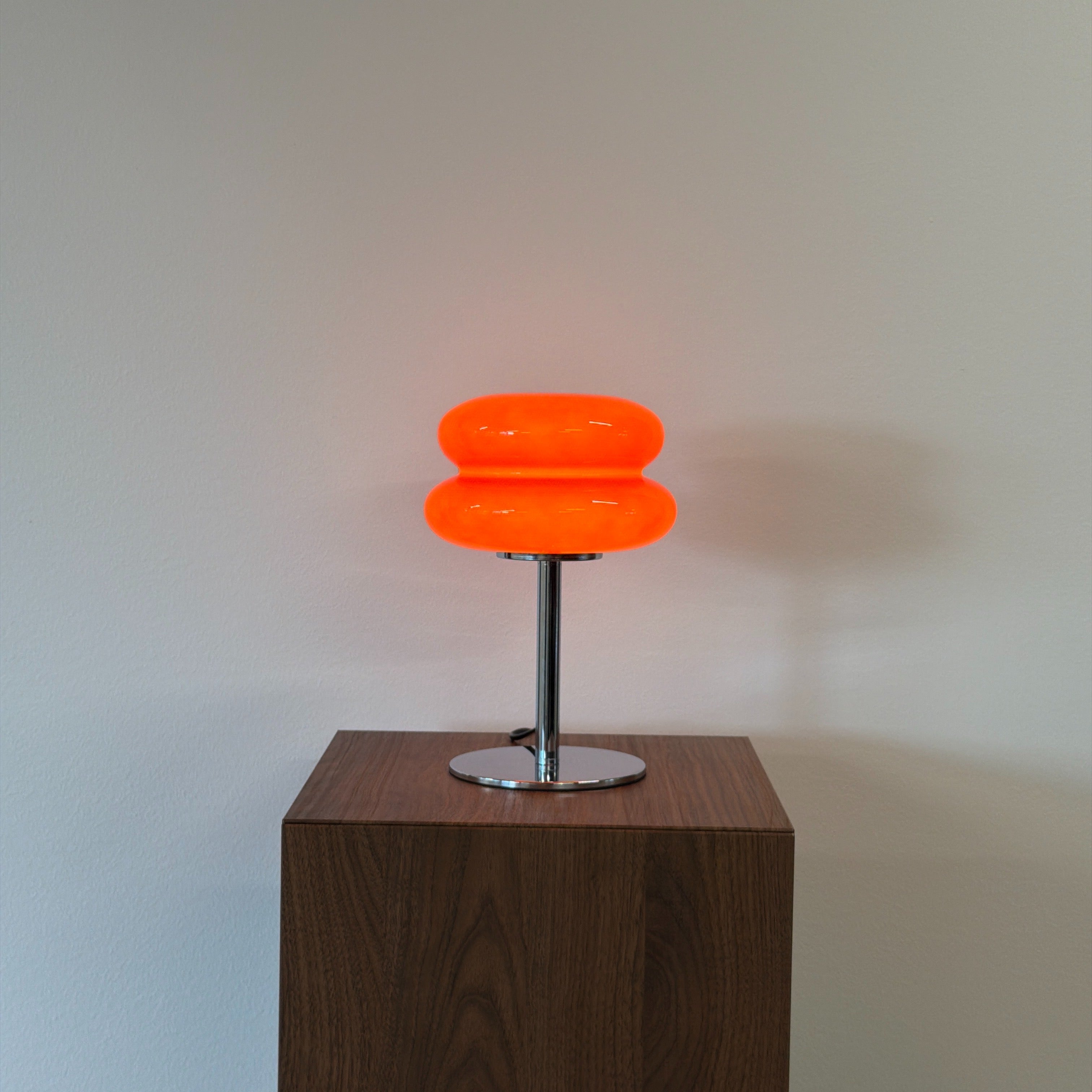 MACARON bordslampa Röd – Bauhaus opalglas & krom