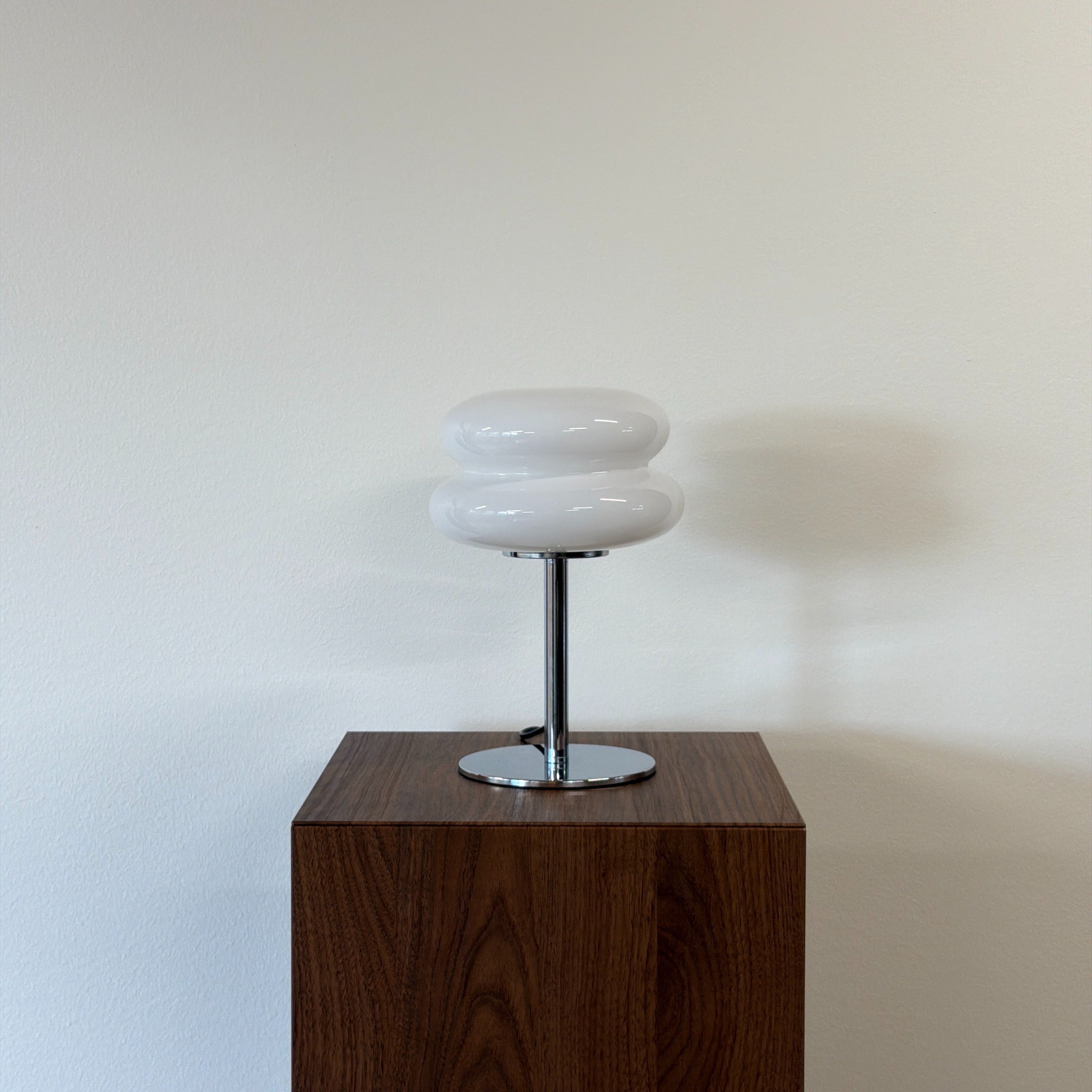 MACARON bordslampa Vit – Bauhaus opalglas & krom