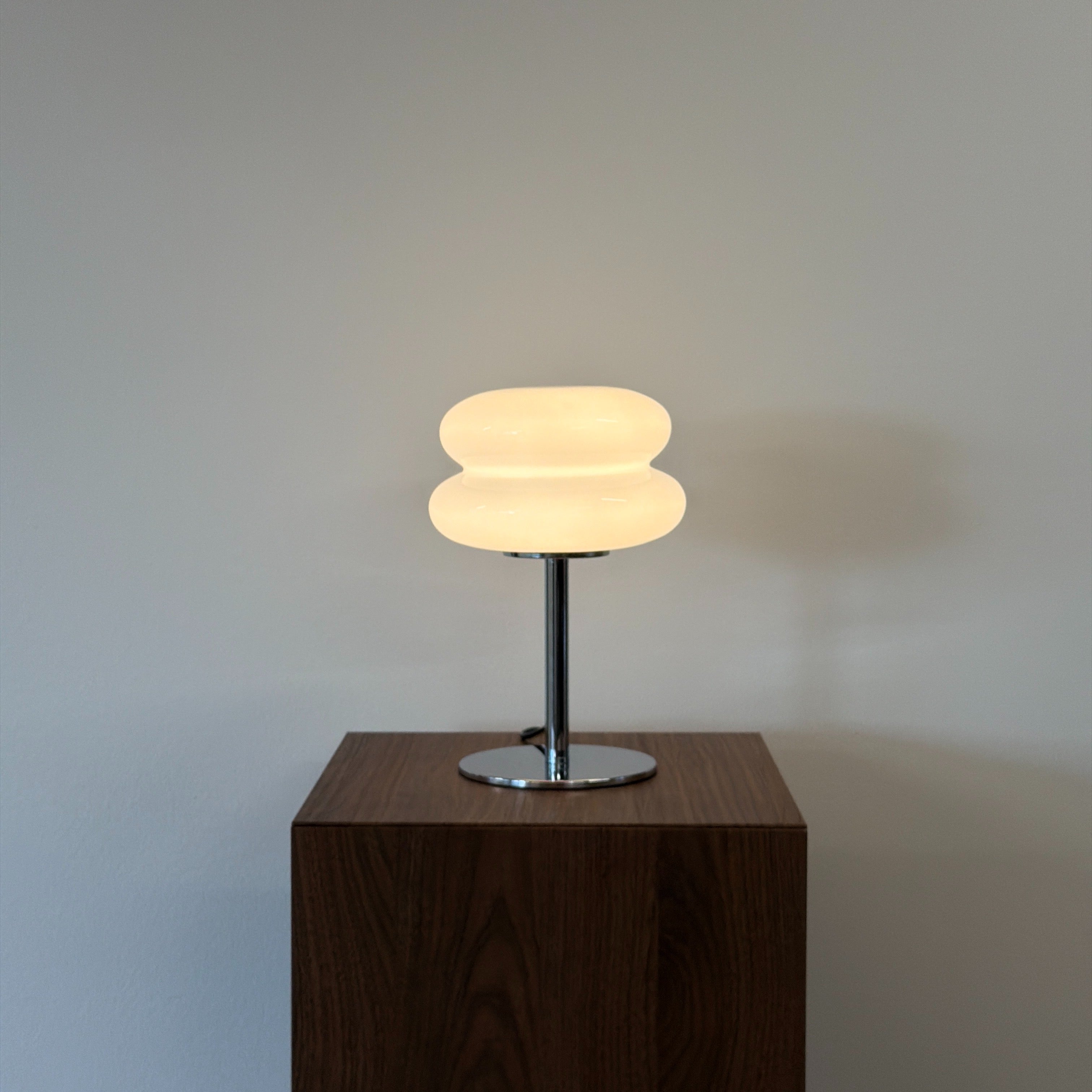 MACARON bordslampa Vit – Bauhaus opalglas & krom