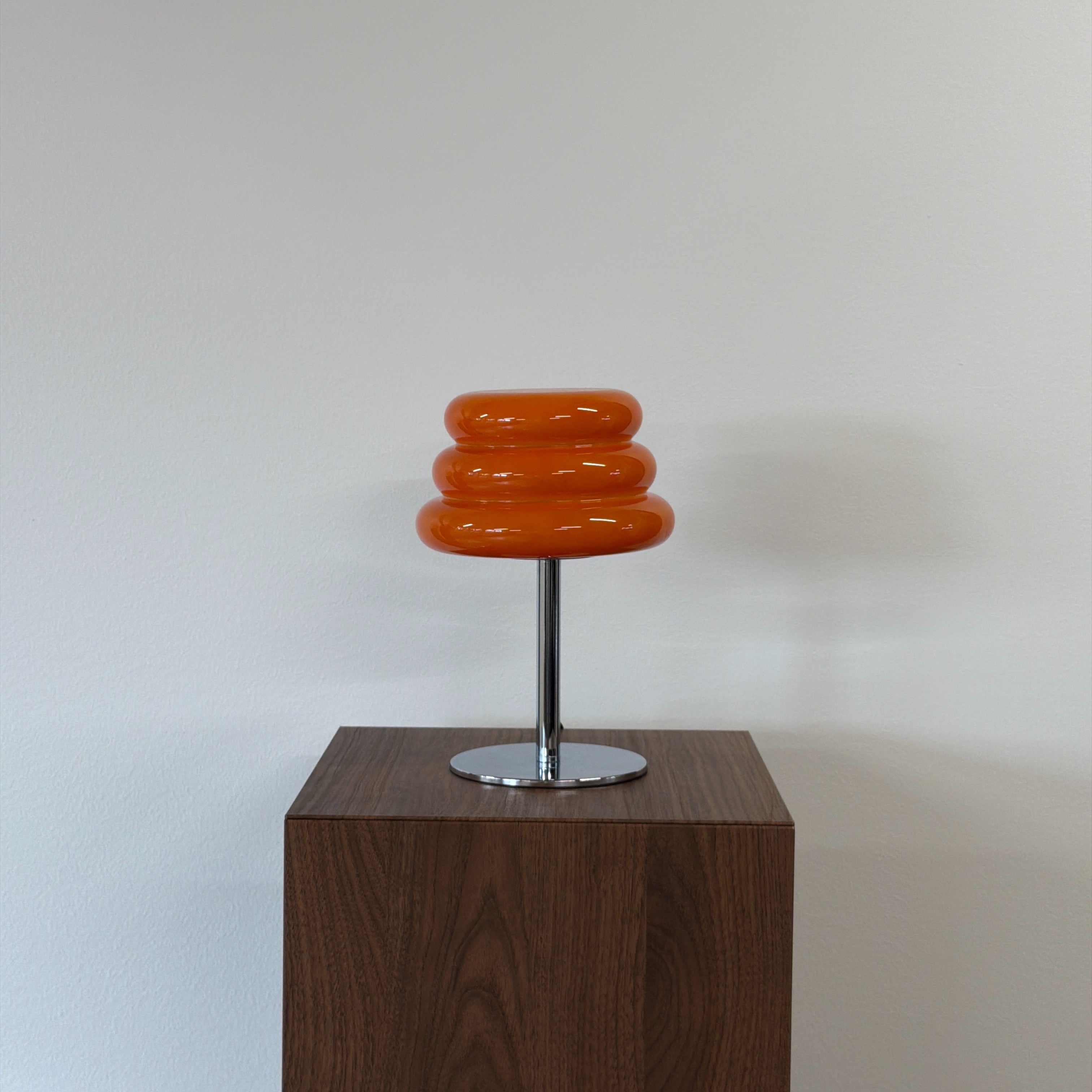 CAKE bordslampa Orange – Bauhaus opalglas & krom