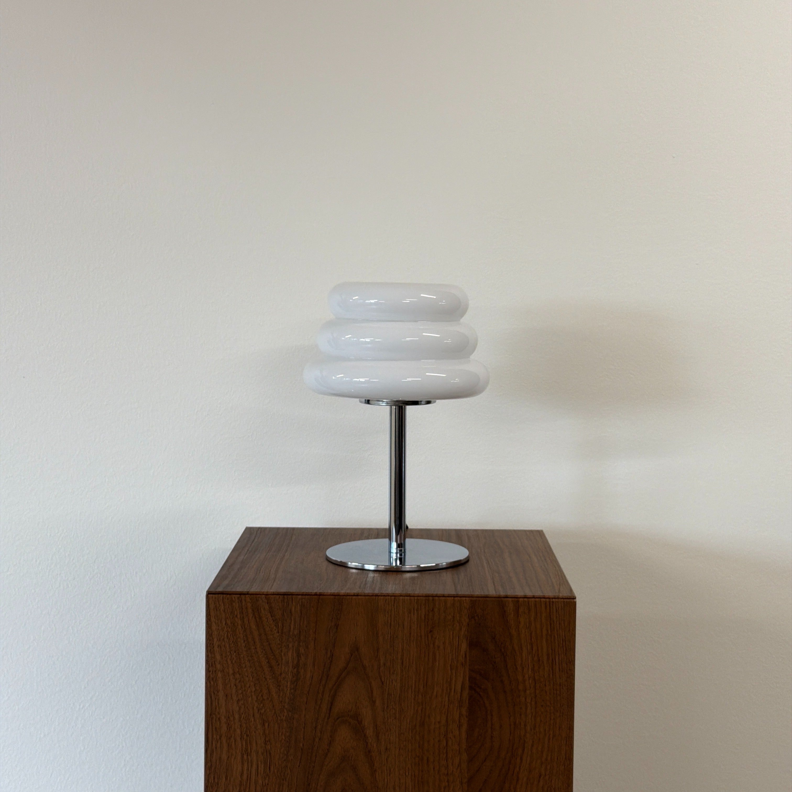 CAKE bordslampa Vit – Bauhaus opalglas & krom