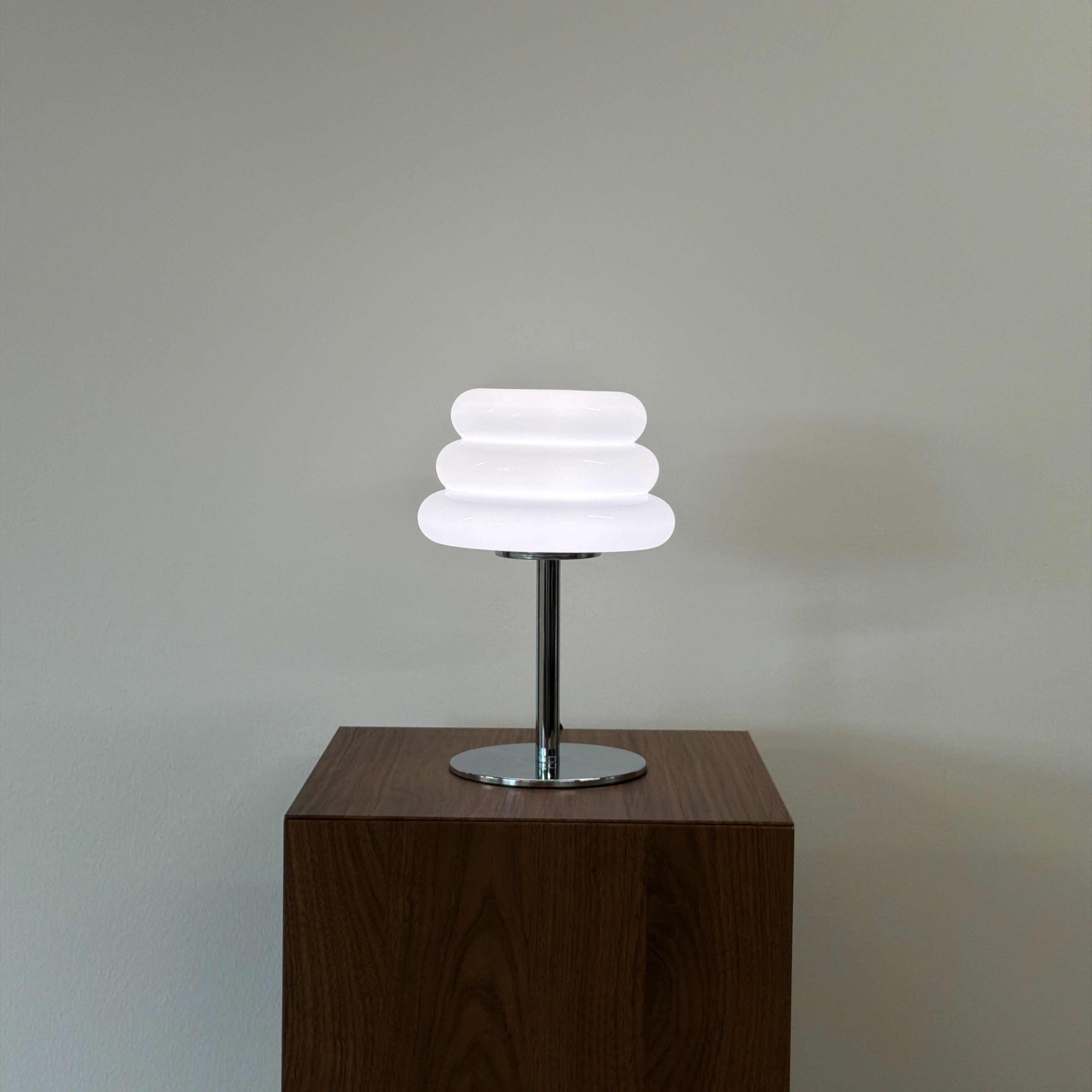 CAKE bordslampa Vit – Bauhaus opalglas & krom