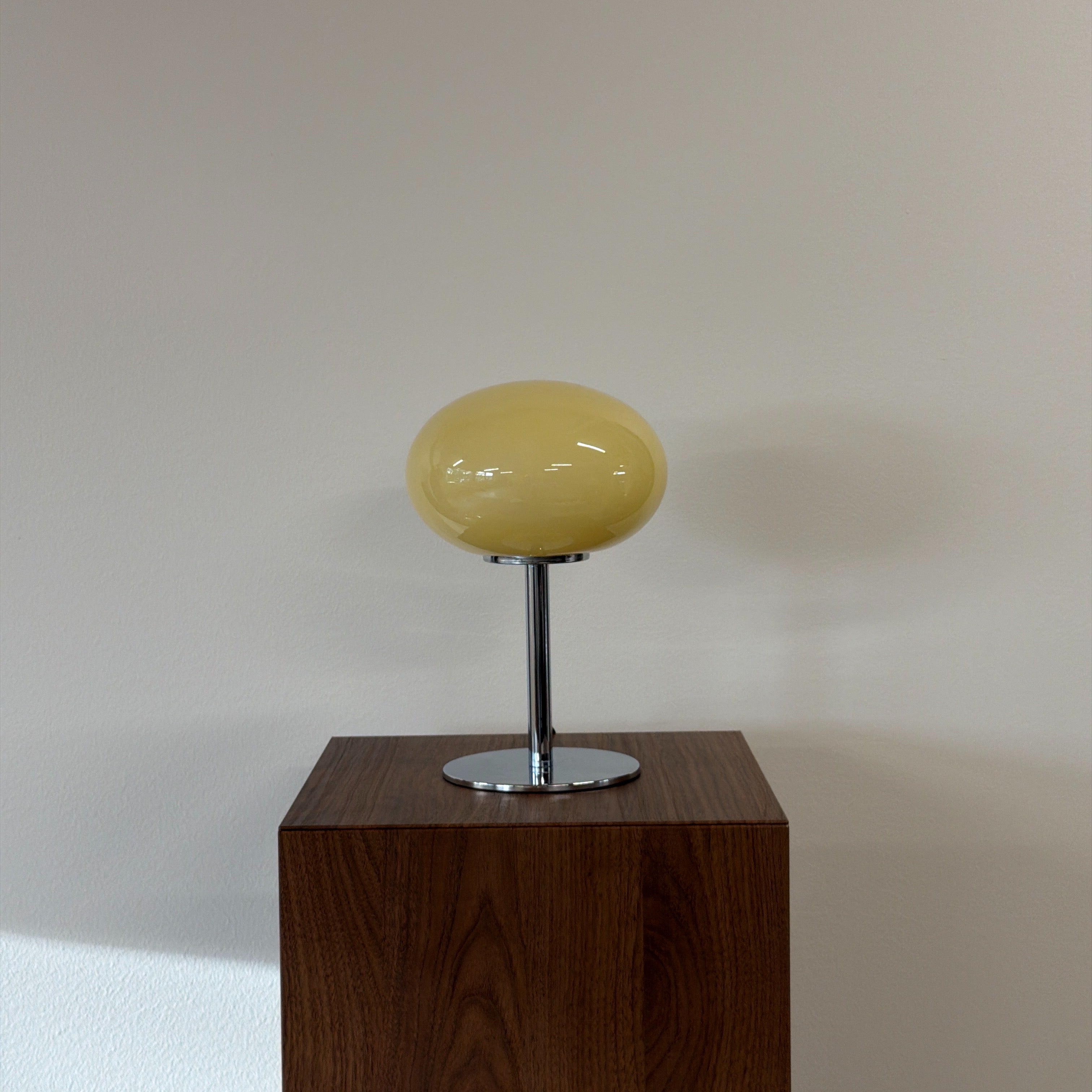 GLOBE bordslampa Gul – Bauhaus opalglas & krom
