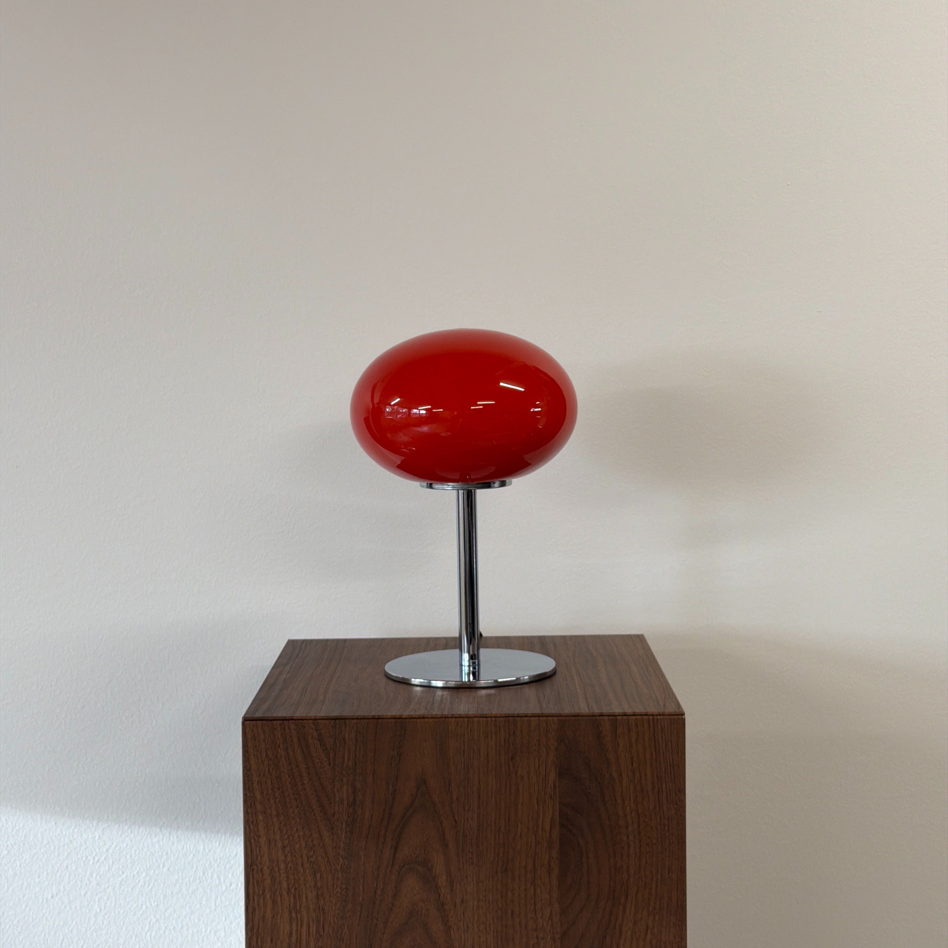 GLOBE bordslampa Röd – Bauhaus opalglas & krom