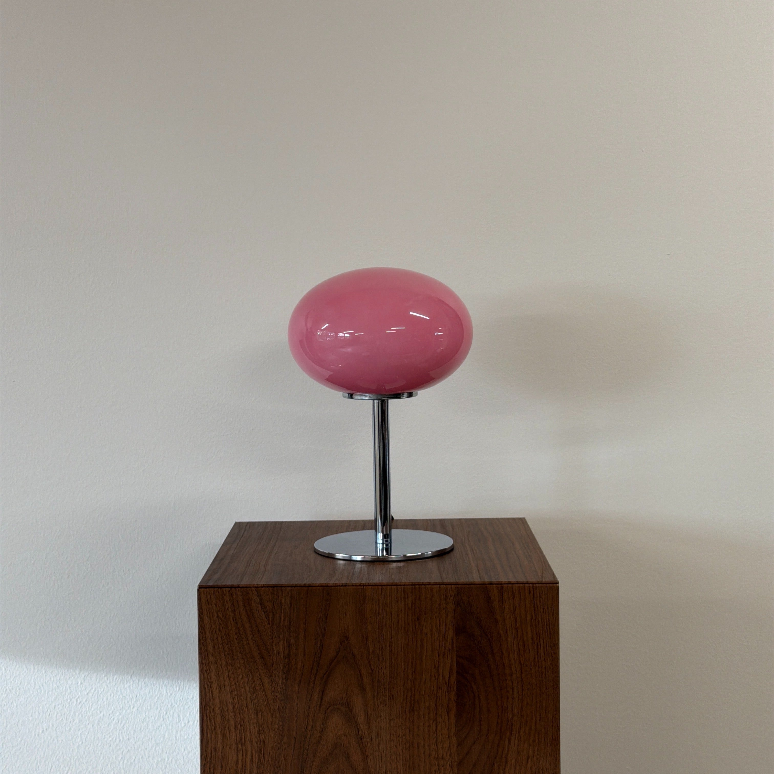 GLOBE bordslampa Rosa – Bauhaus opalglas & krom