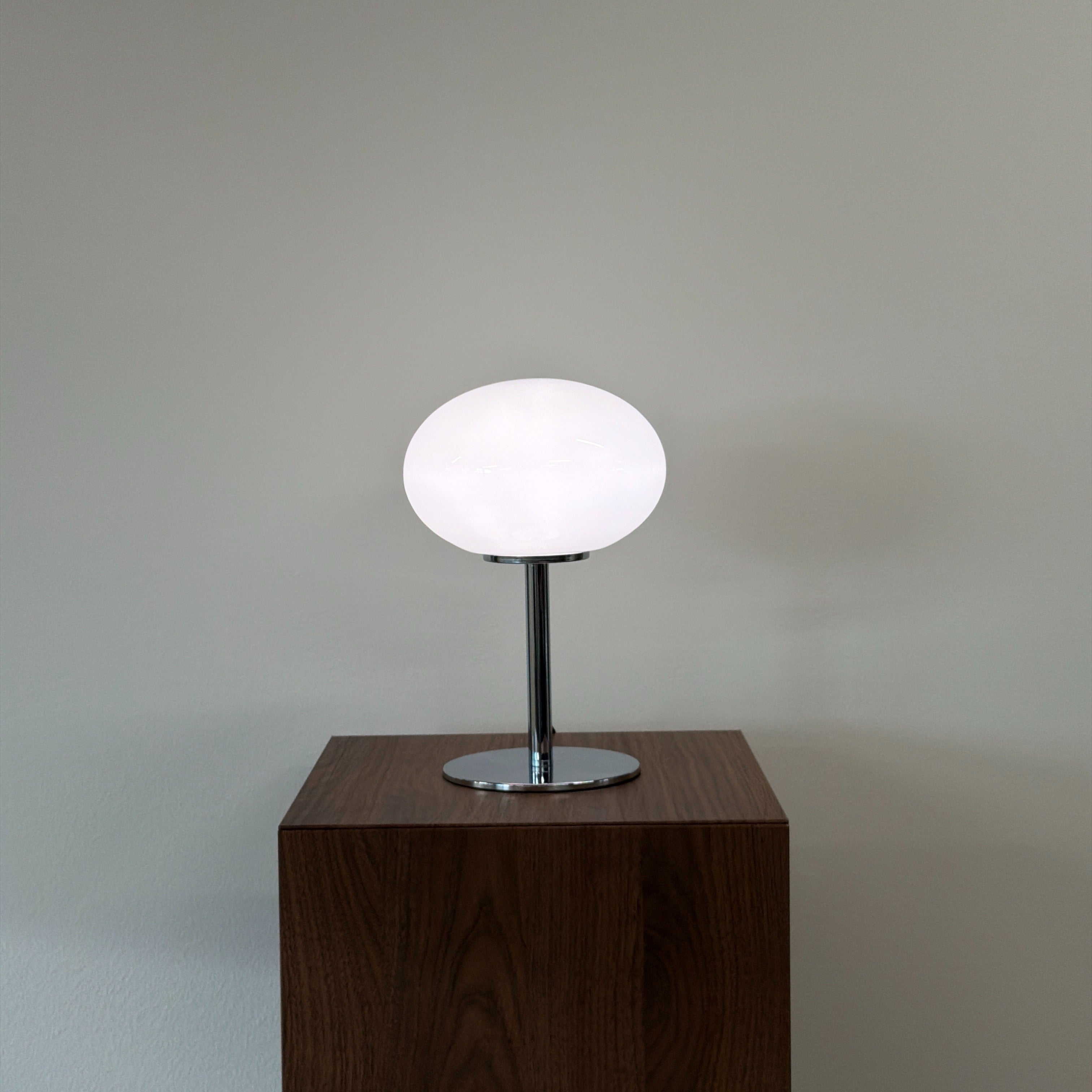 GLOBE bordslampa Vit – Bauhaus opalglas & krom