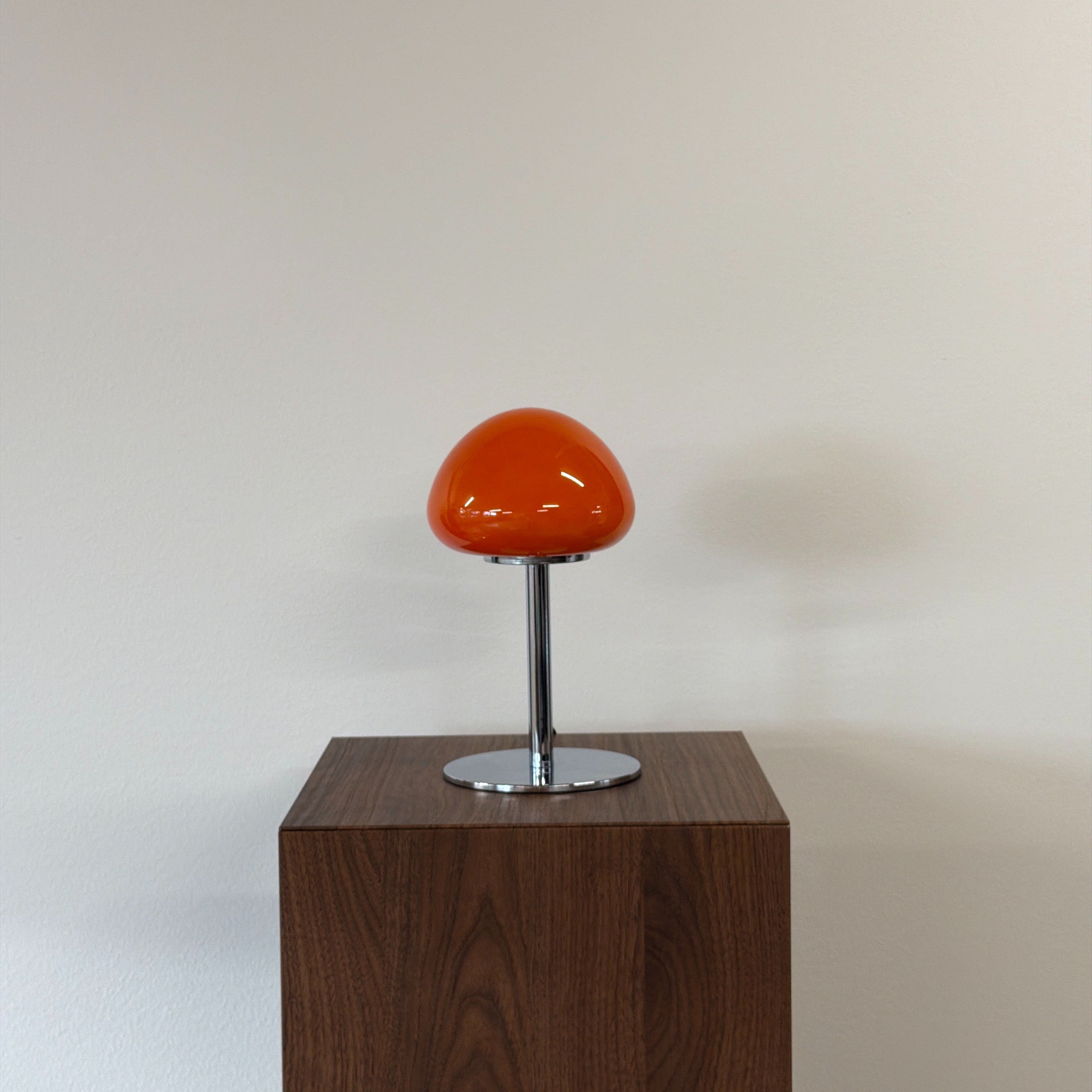 PEBBLE bordslampa Orange – Bauhaus opalglas & krom