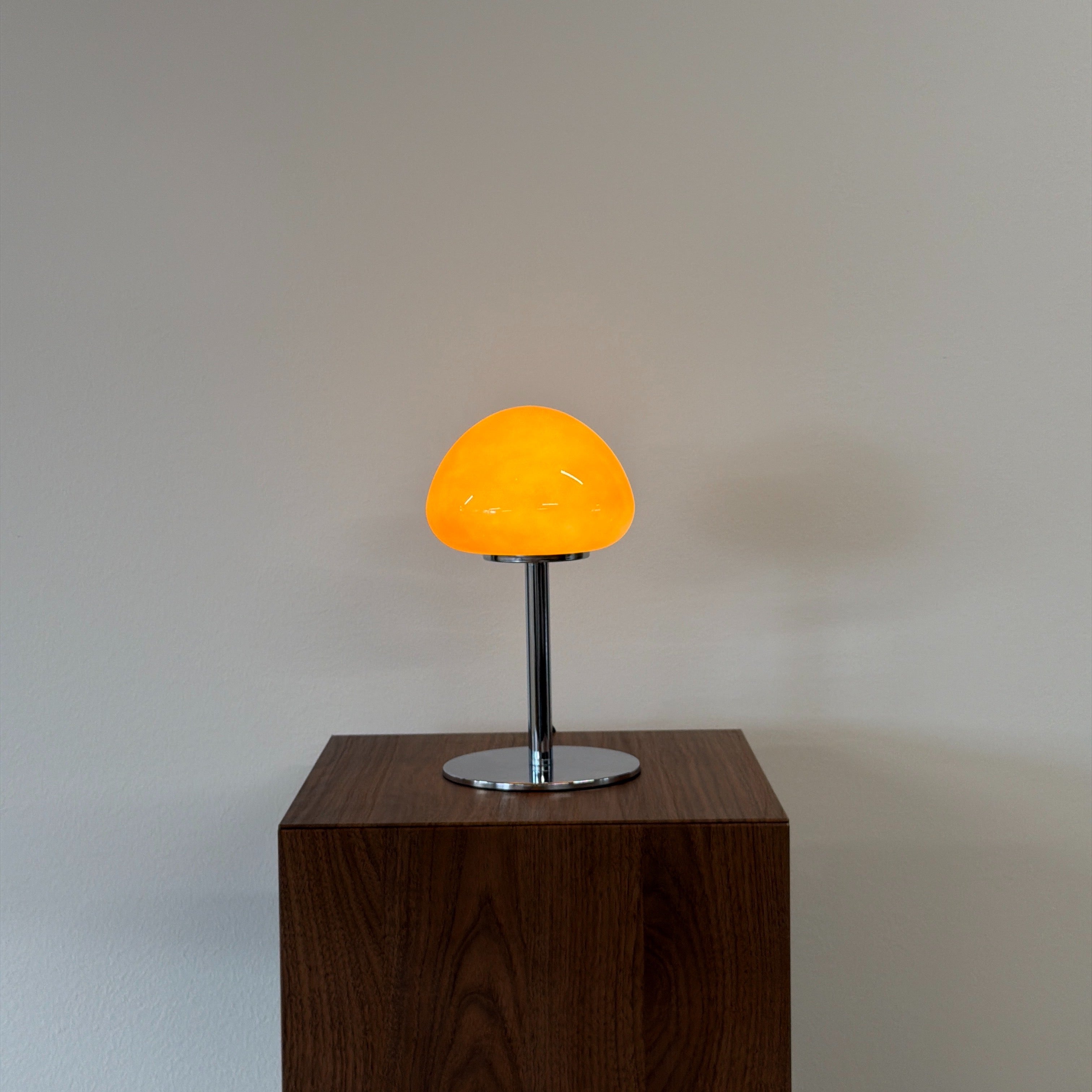 PEBBLE bordslampa Orange – Bauhaus opalglas & krom
