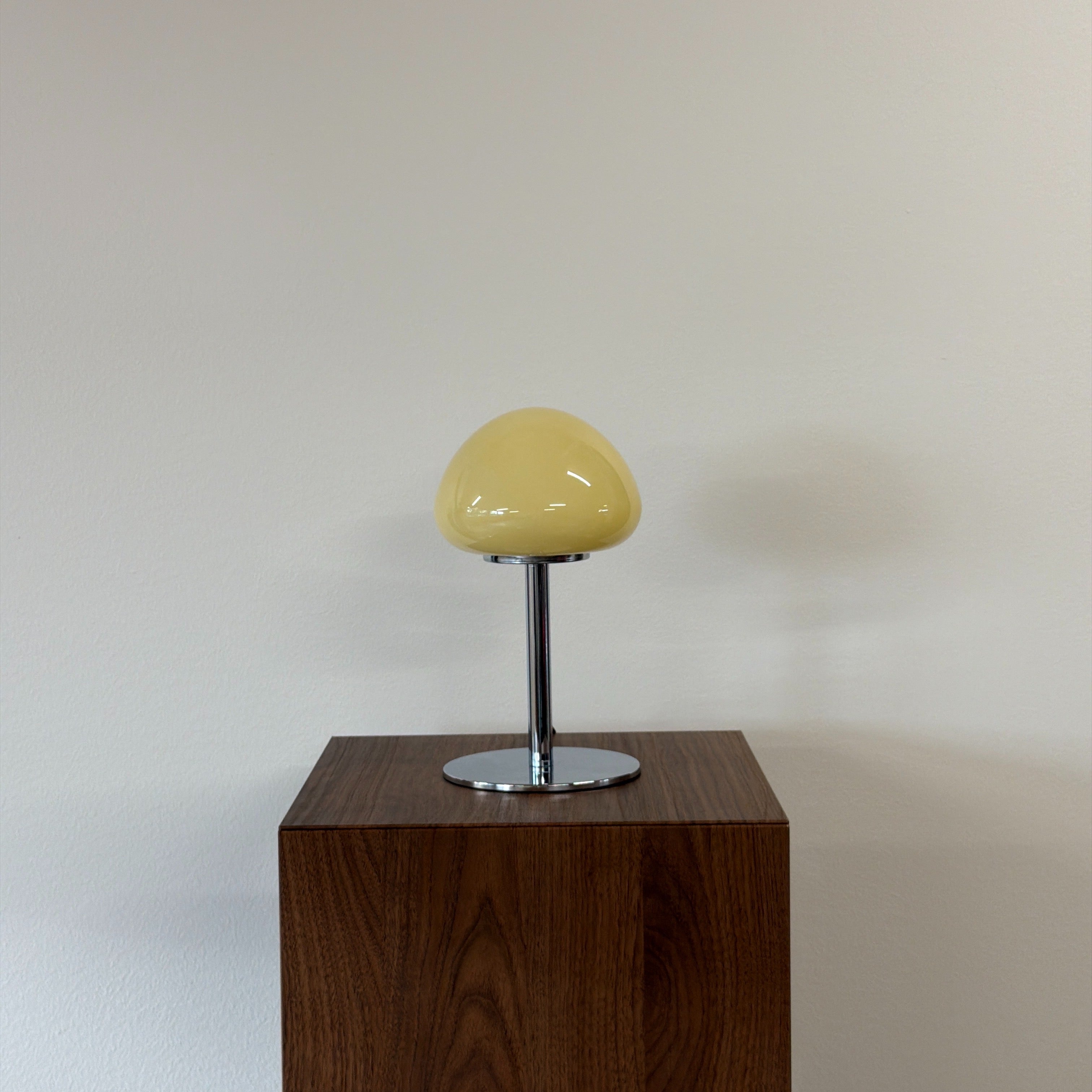PEBBLE bordslampa Gul – Bauhaus opalglas & krom