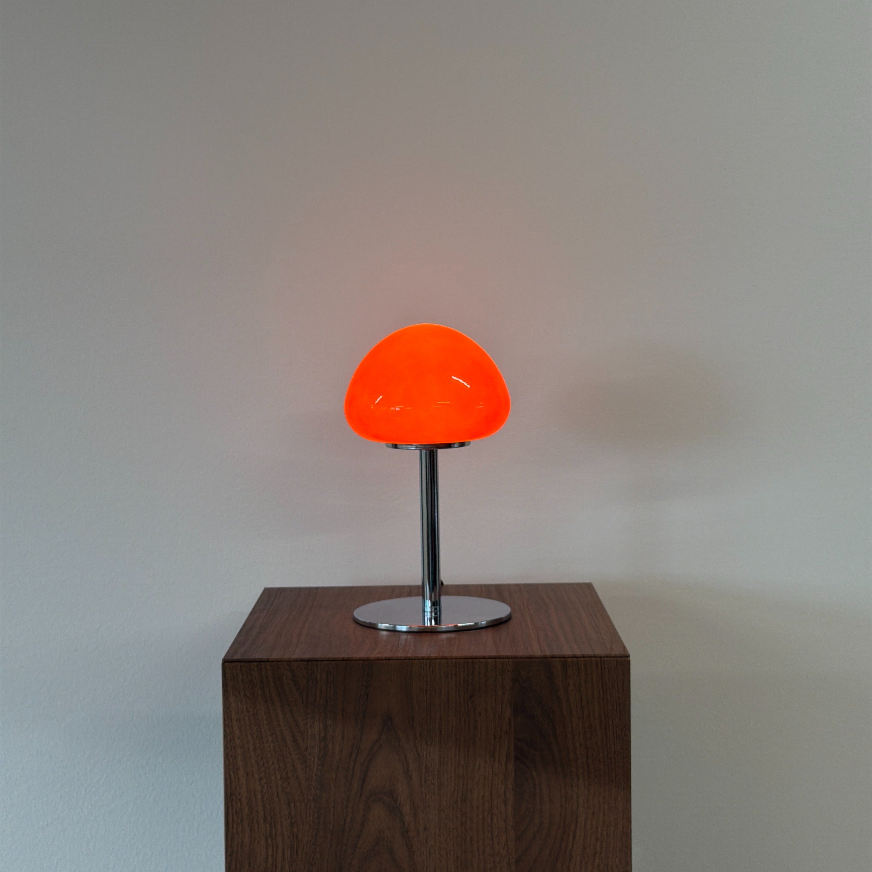 PEBBLE bordslampa Röd – Bauhaus opalglas & krom