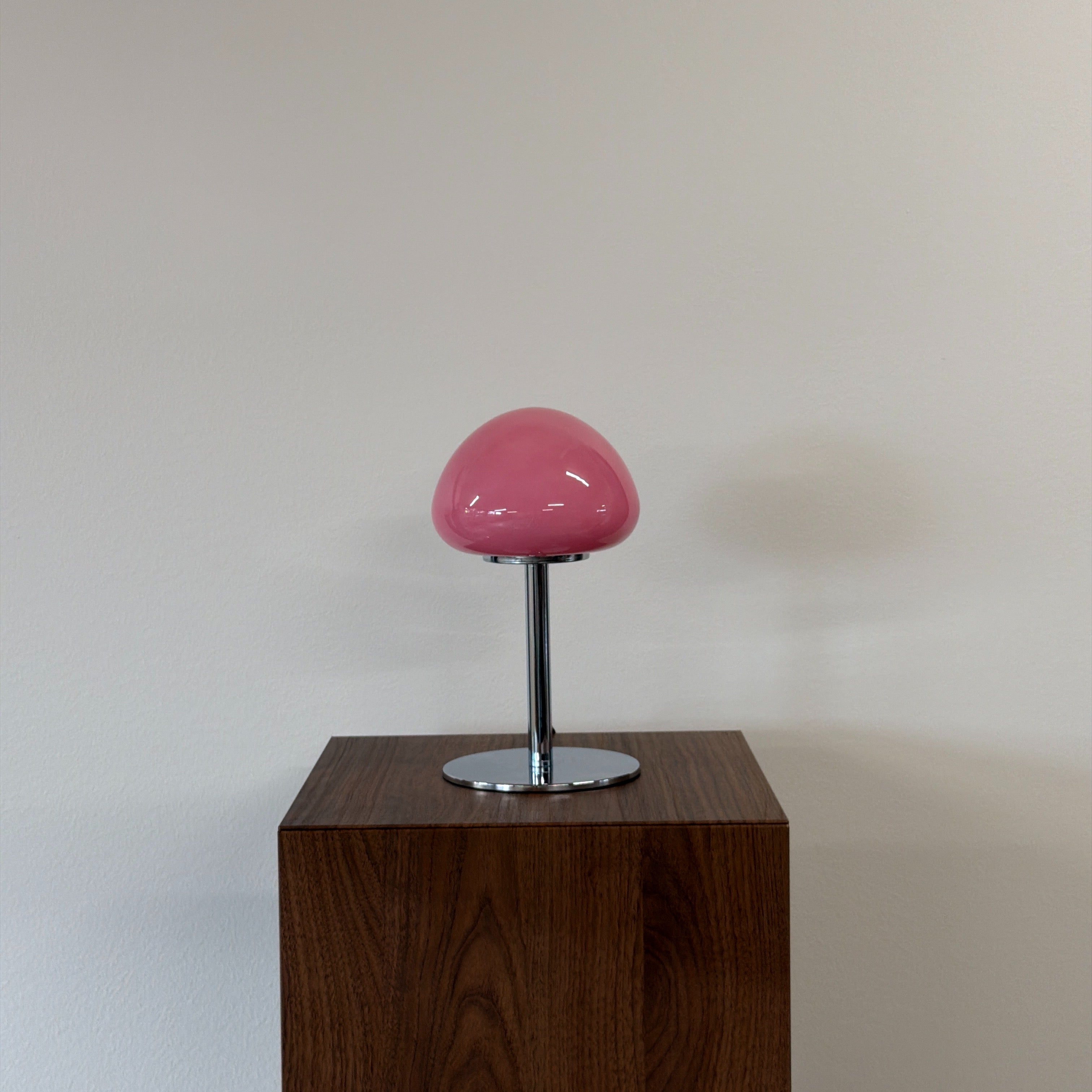 PEBBLE bordslampa Rosa – Bauhaus opalglas & krom