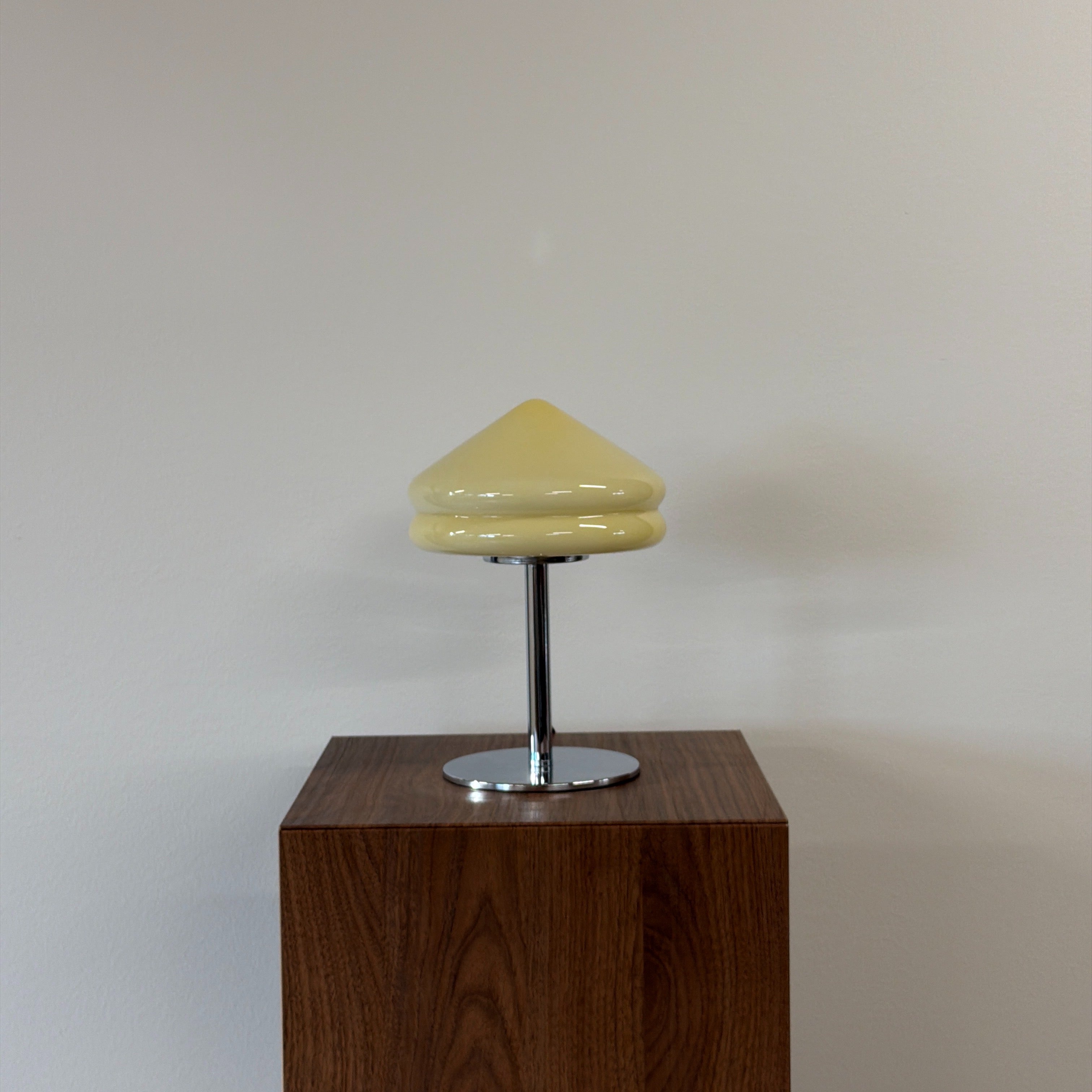 PYRAMID bordslampa Gul – Bauhaus opalglas & krom