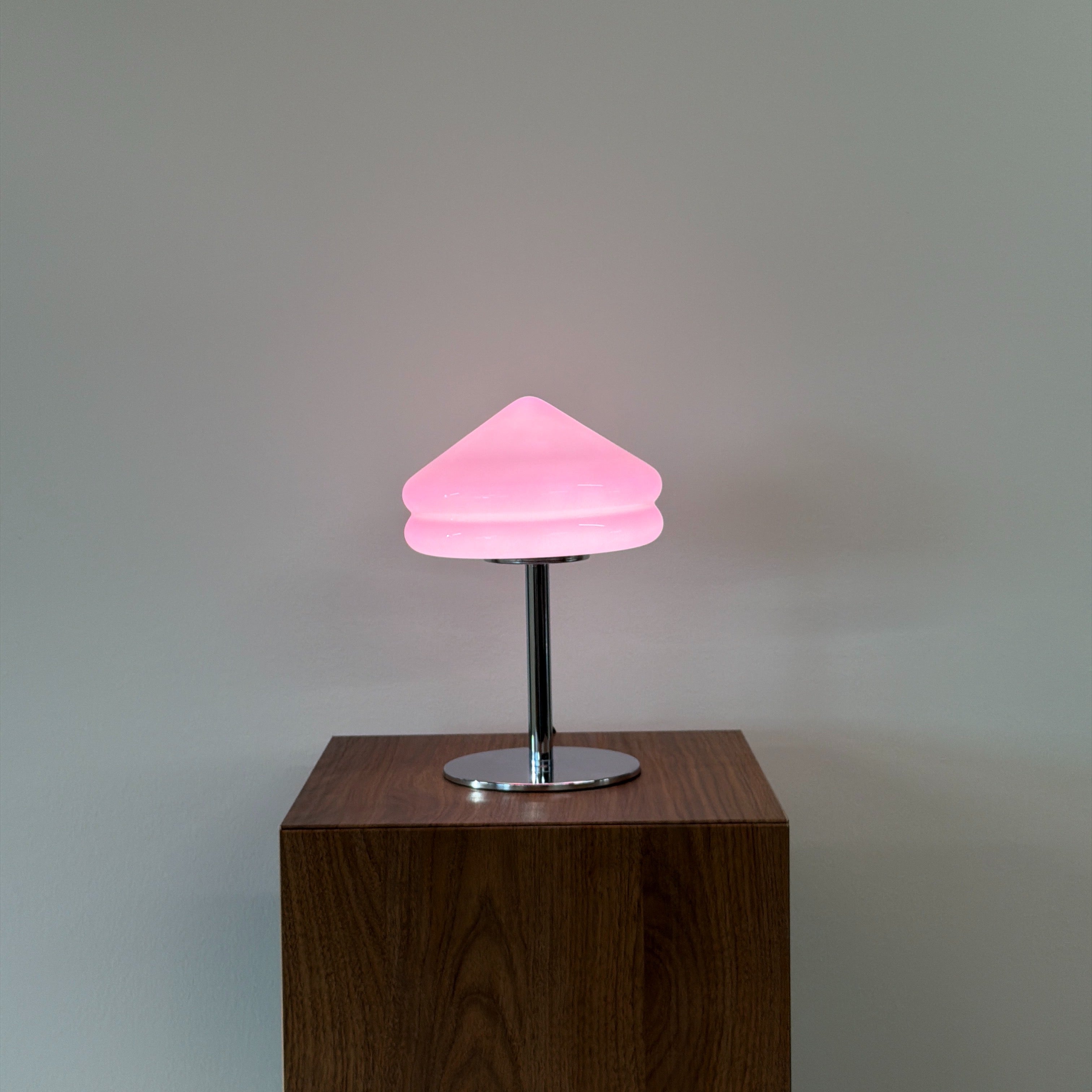 PYRAMID bordslampa Rosa – Bauhaus opalglas & krom