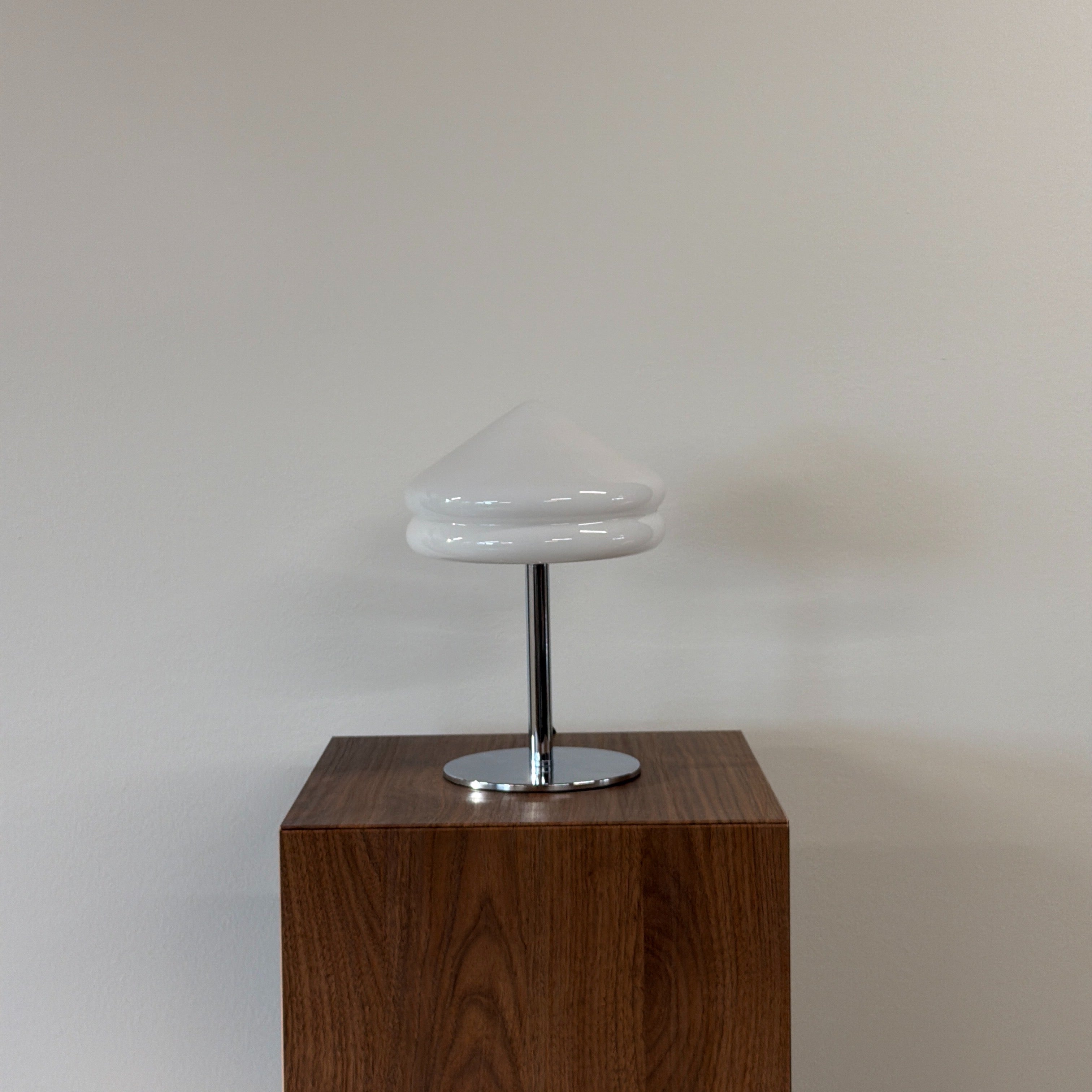 PYRAMID bordslampa Vit – Bauhaus opalglas & krom