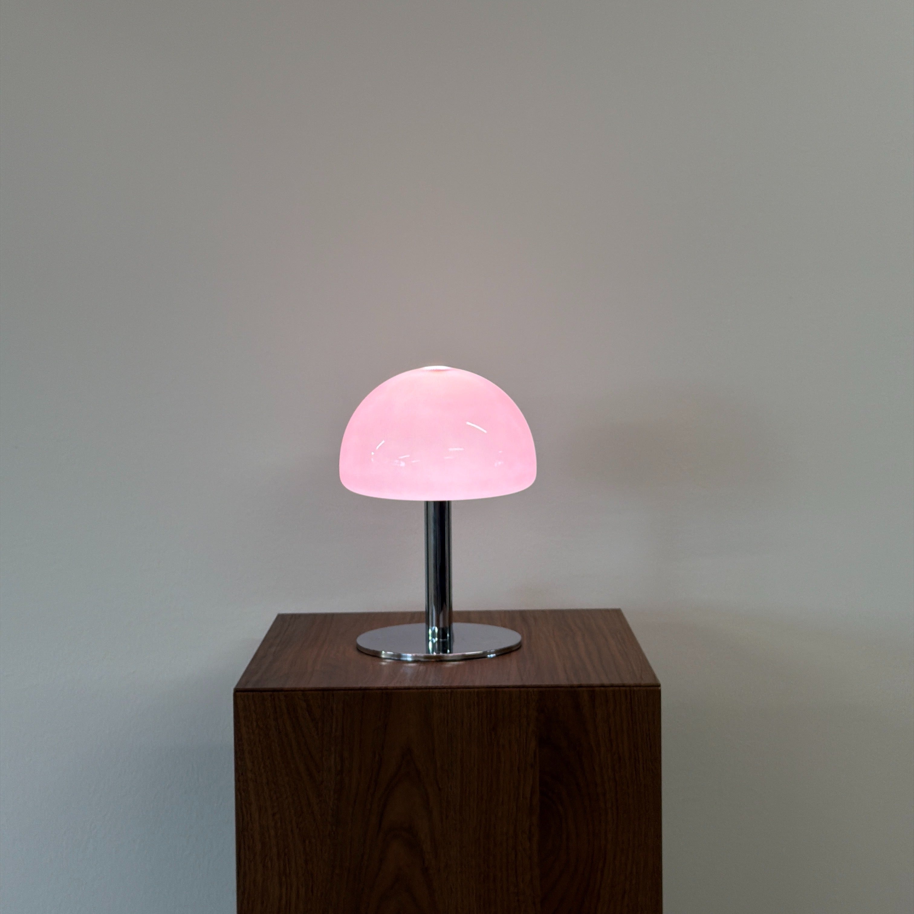 LUNA bordslampa Rosa – Bauhaus opalglas & krom