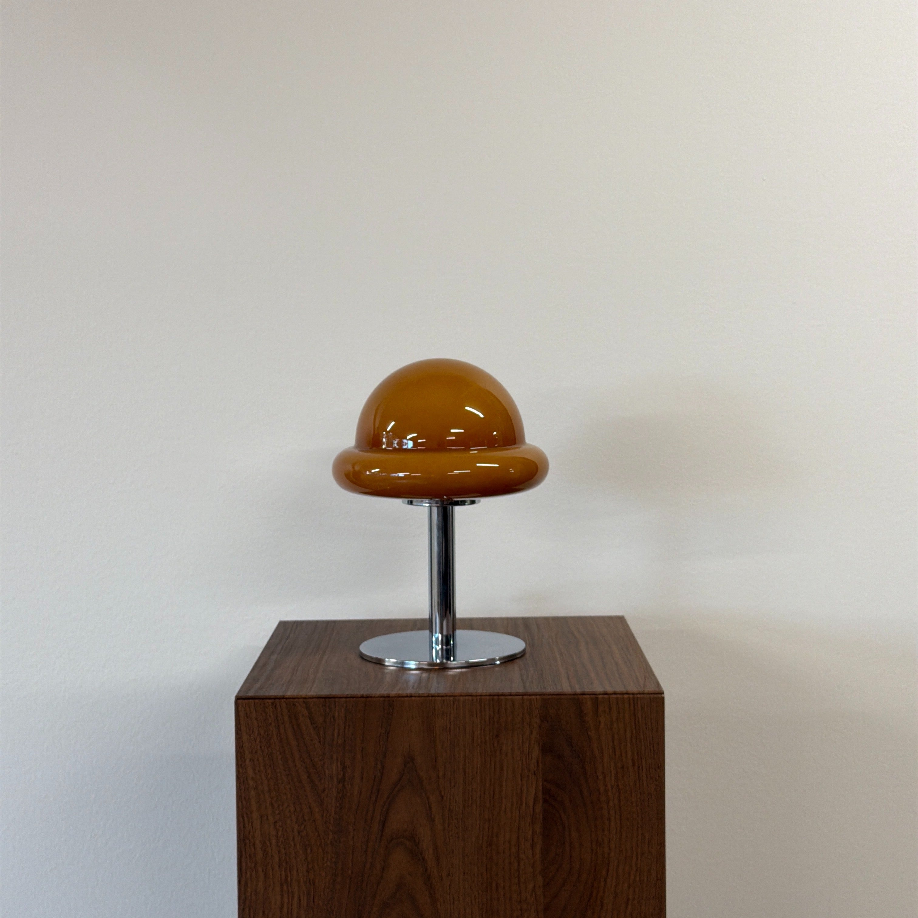MUSHROOM bordslampa Brun – Bauhaus opalglas & krom