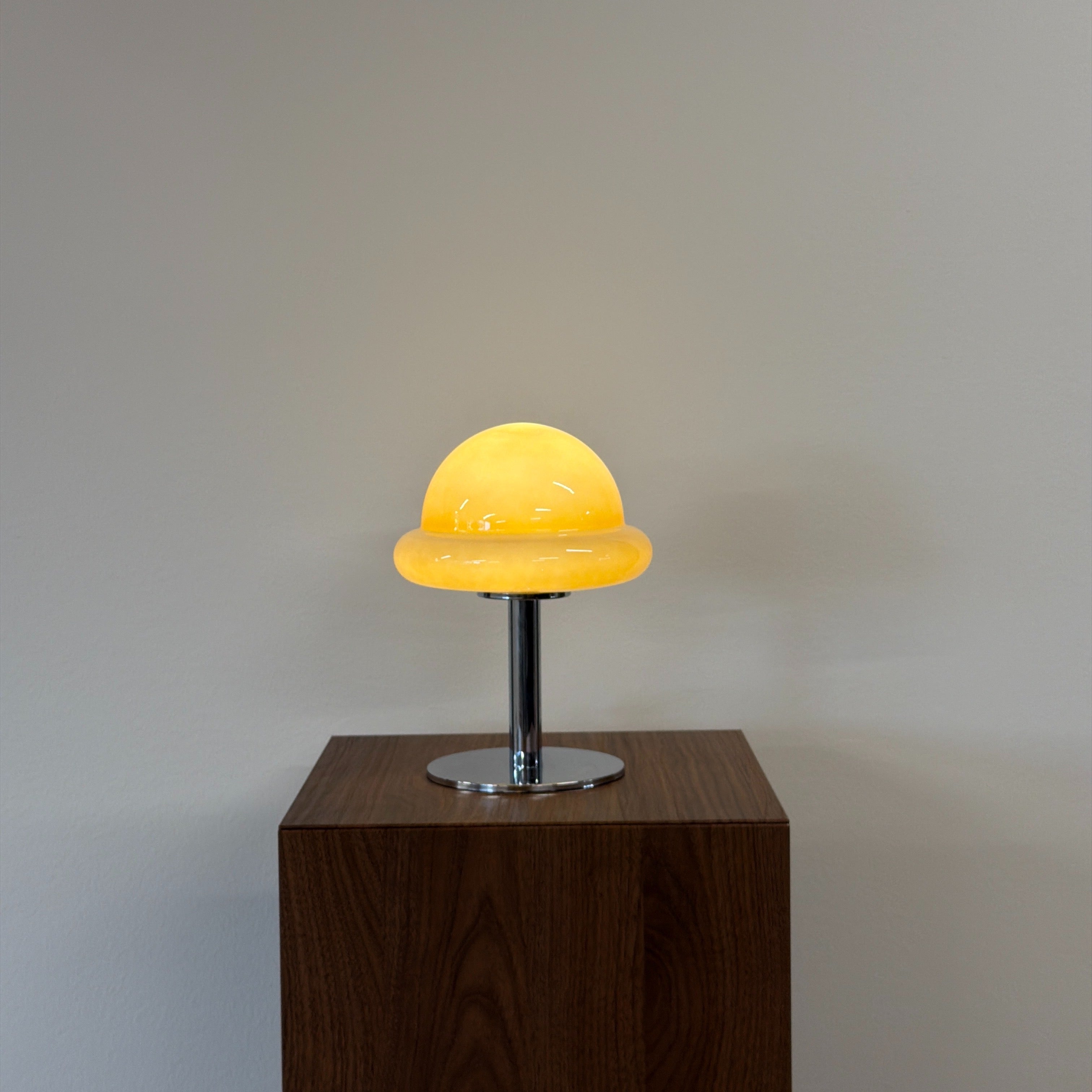 MUSHROOM bordslampa Brun – Bauhaus opalglas & krom
