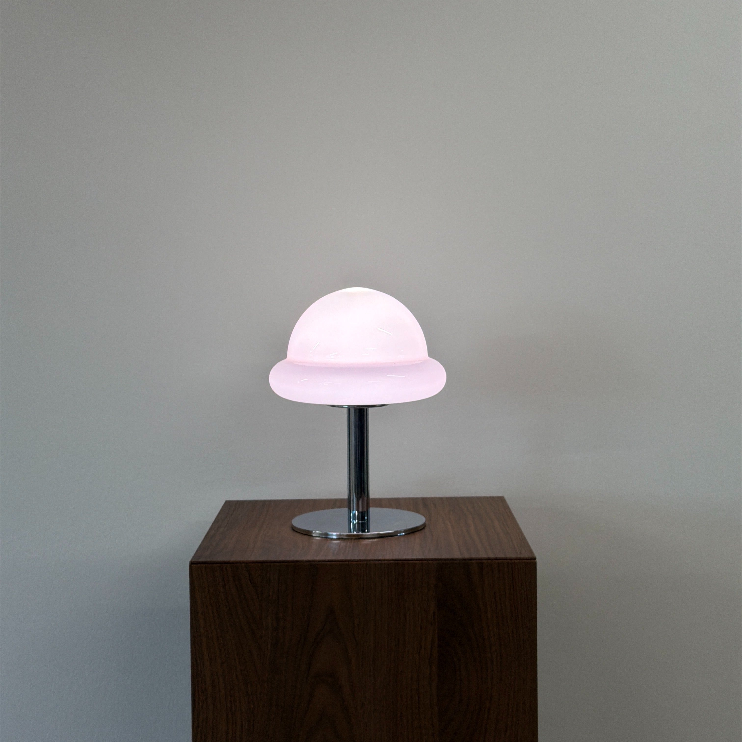 MUSHROOM bordslampa Rosa – Bauhaus opalglas & krom