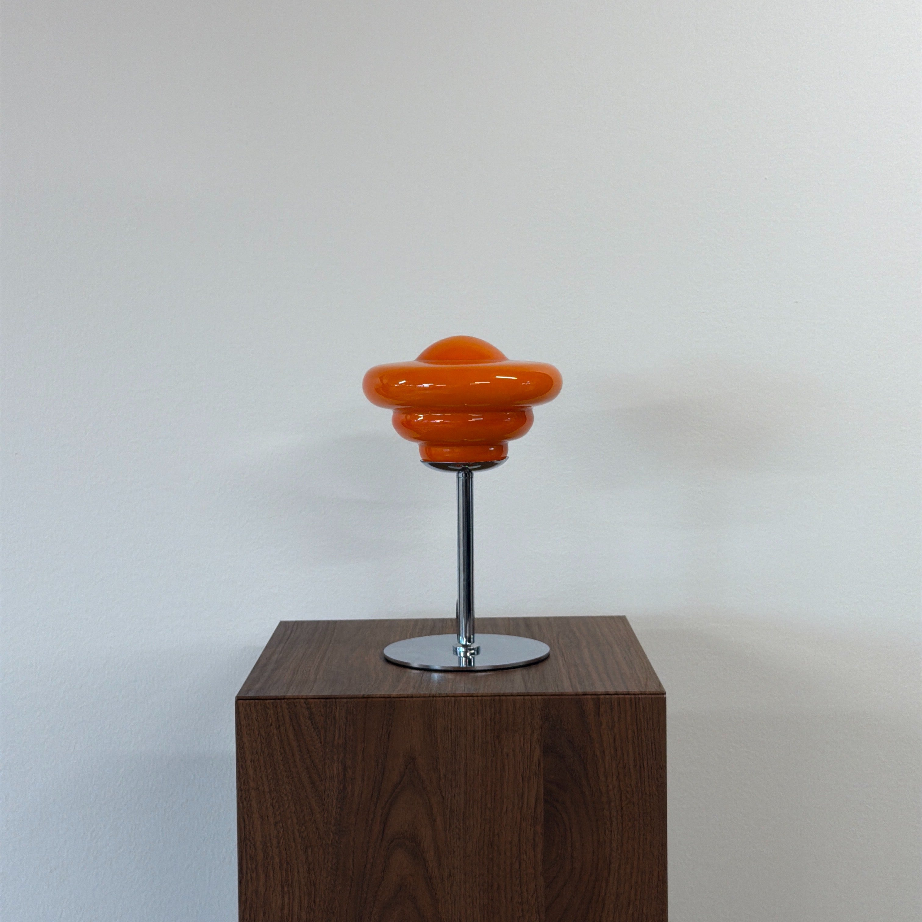 UFO bordslampa Orange – Bauhaus opalglas & krom