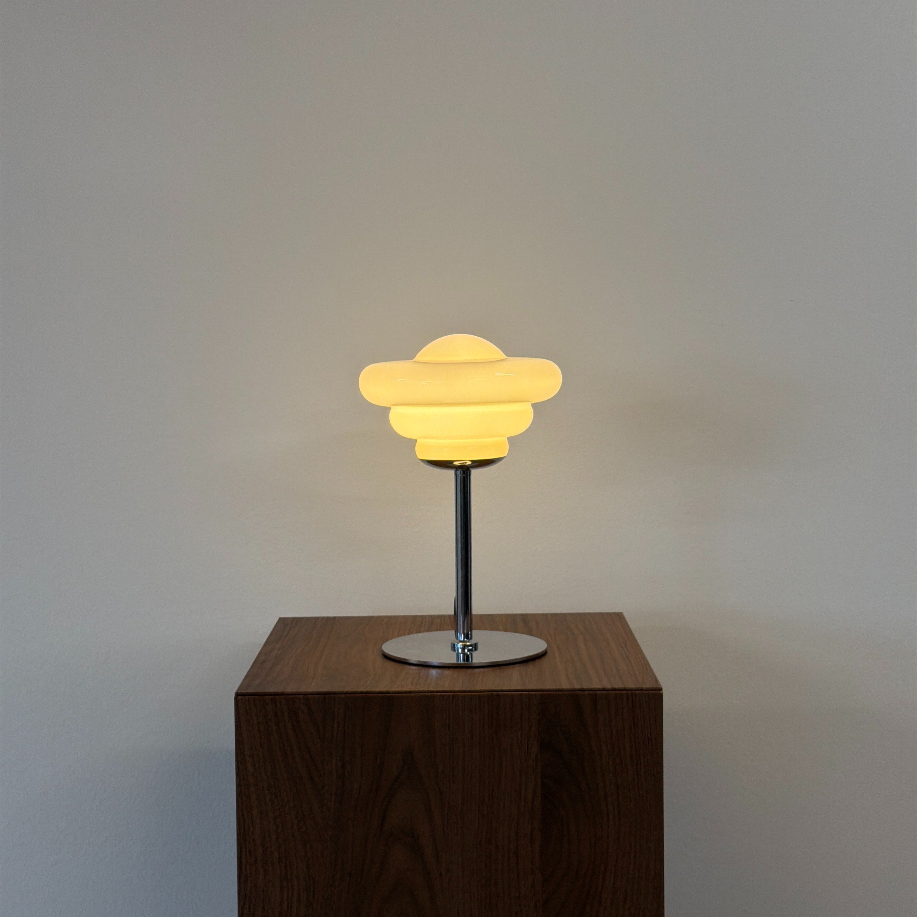 UFO bordslampa Gul – Bauhaus opalglas & krom