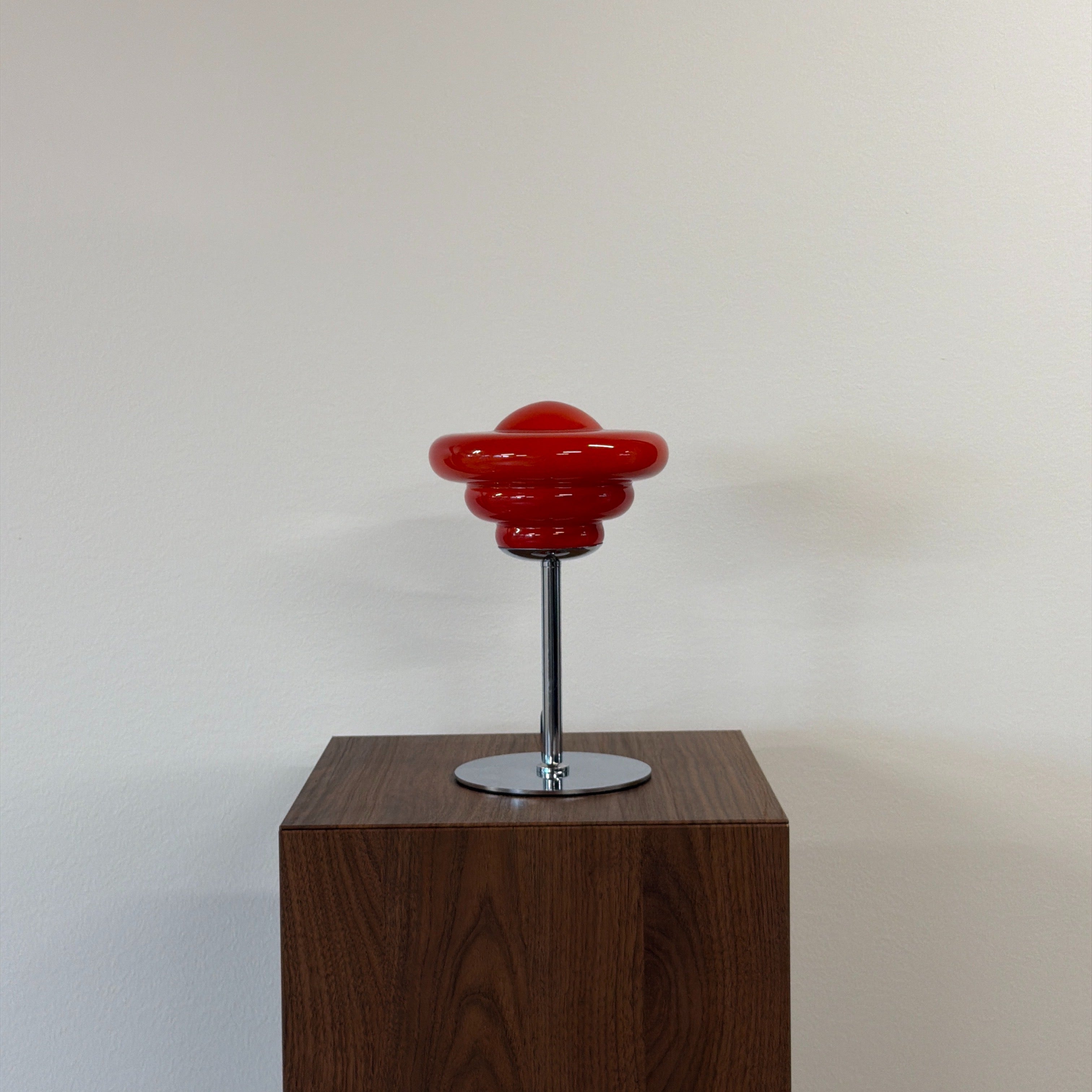 UFO bordslampa Röd – Bauhaus opalglas & krom
