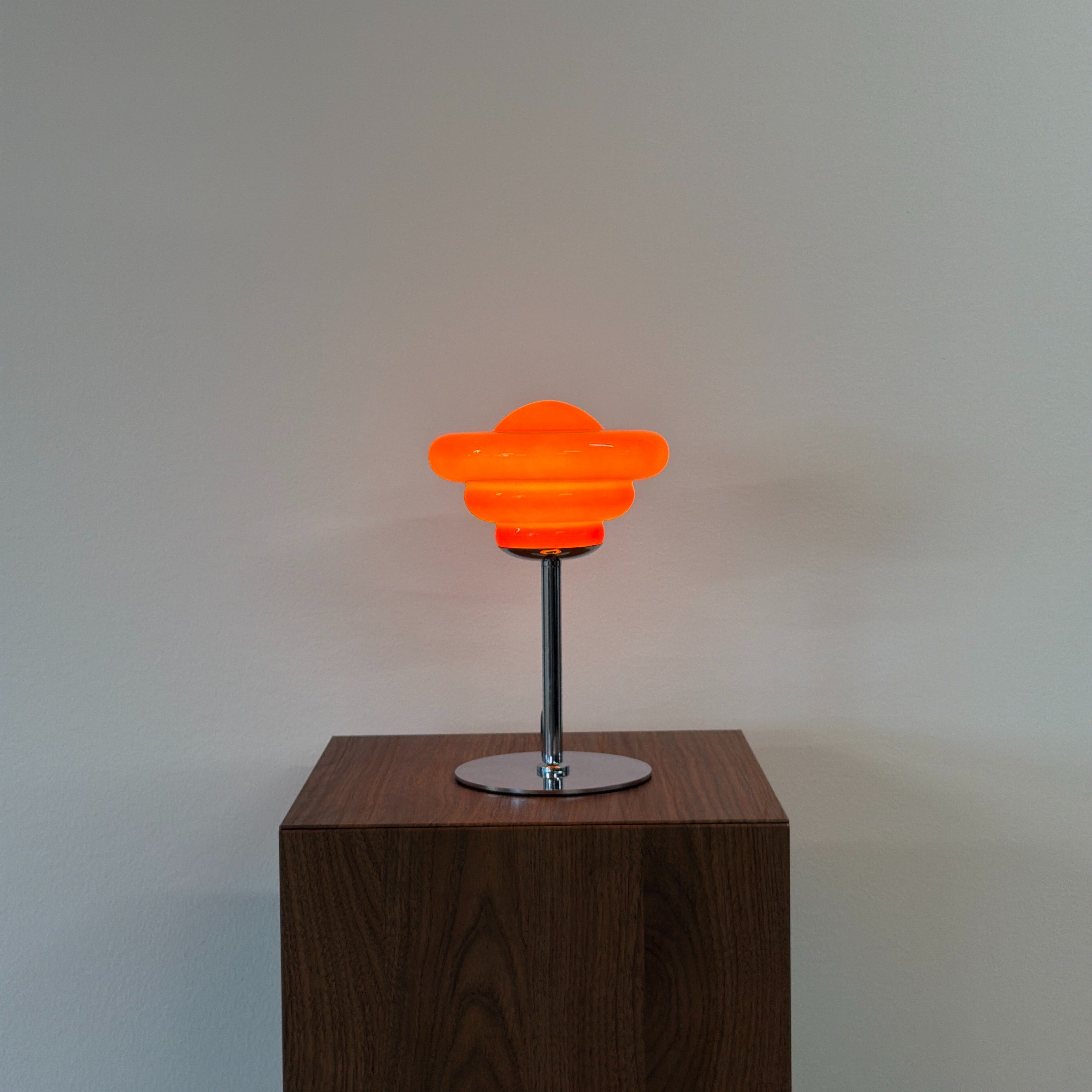 UFO bordslampa Röd – Bauhaus opalglas & krom