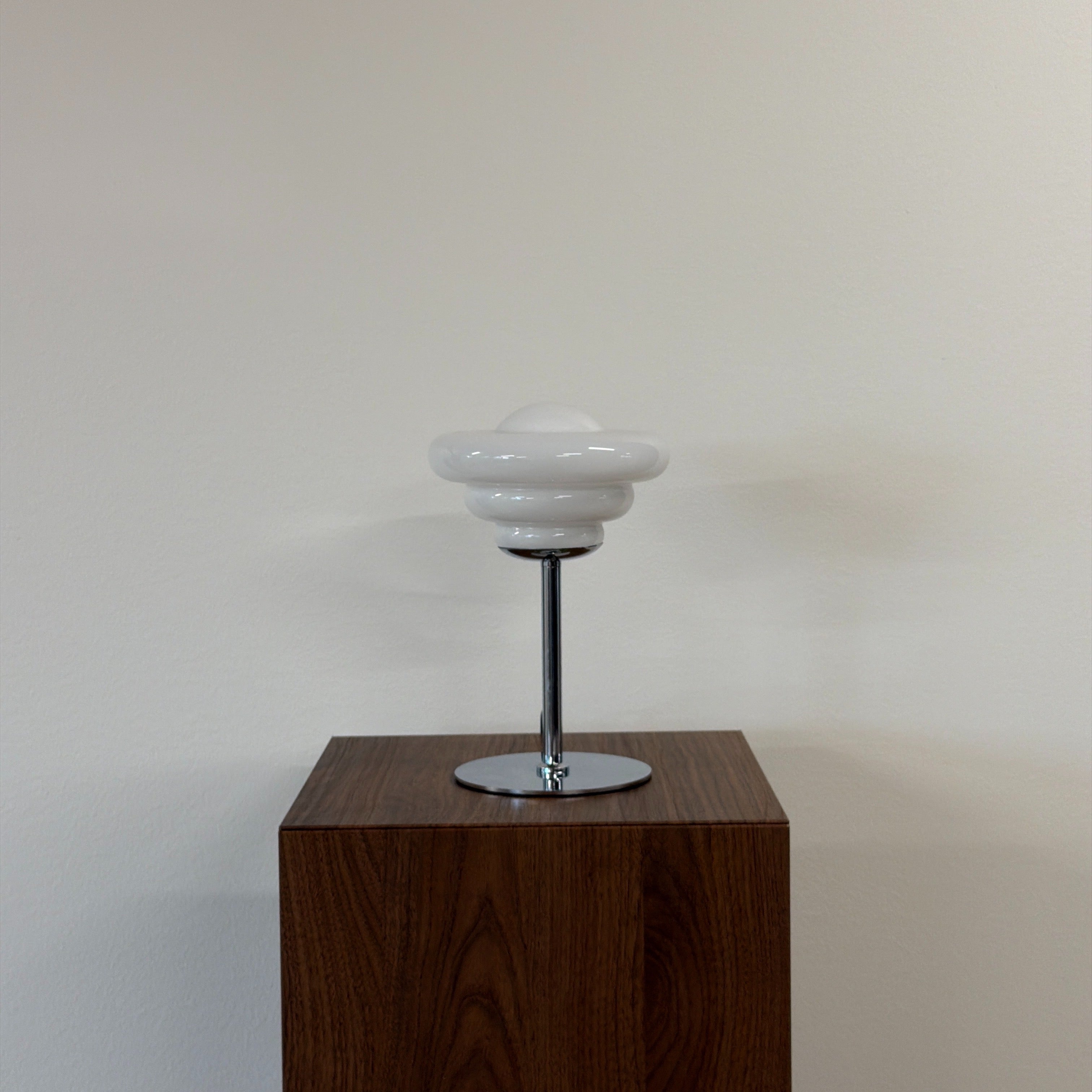 UFO bordslampa Vit – Bauhaus opalglas & krom