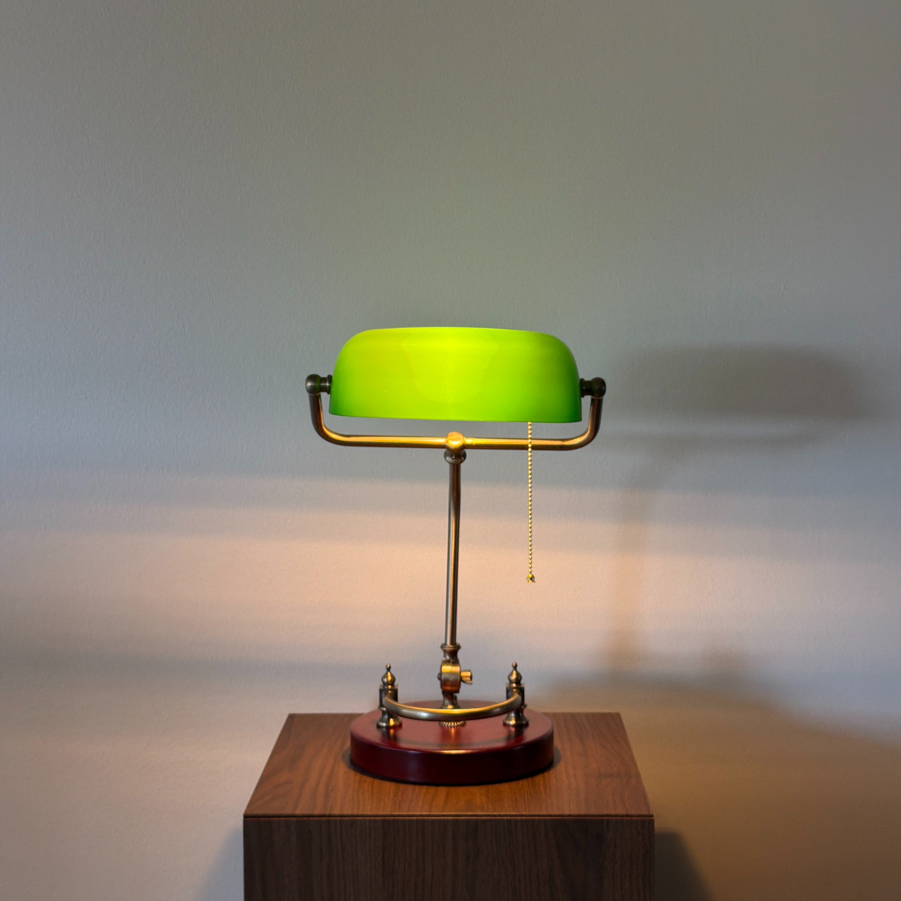banklampa PRESTIGE Grön – Bibliotekslampa i glas & mässing