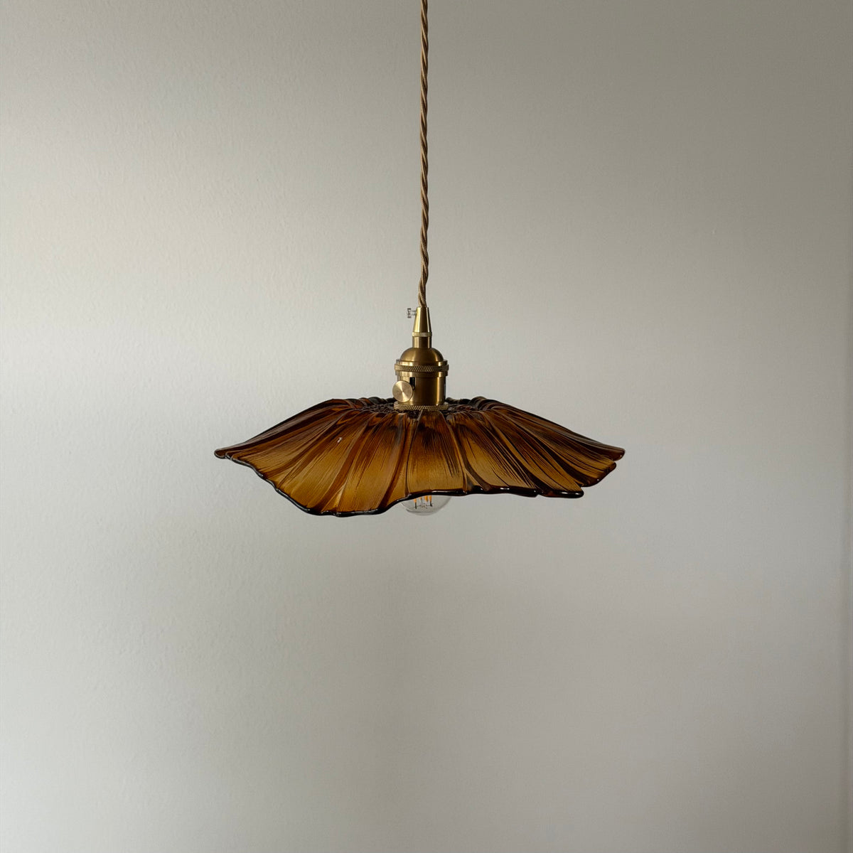 LOTUS 26 Pendellampa Brun – Taklampa i glas
