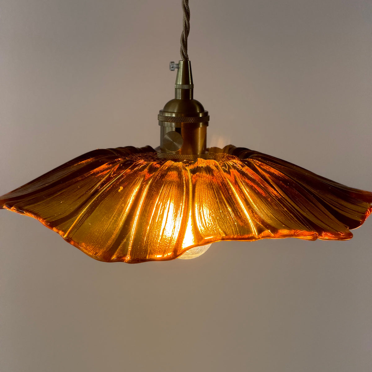 LOTUS 26 Pendellampa Brun – Taklampa i glas