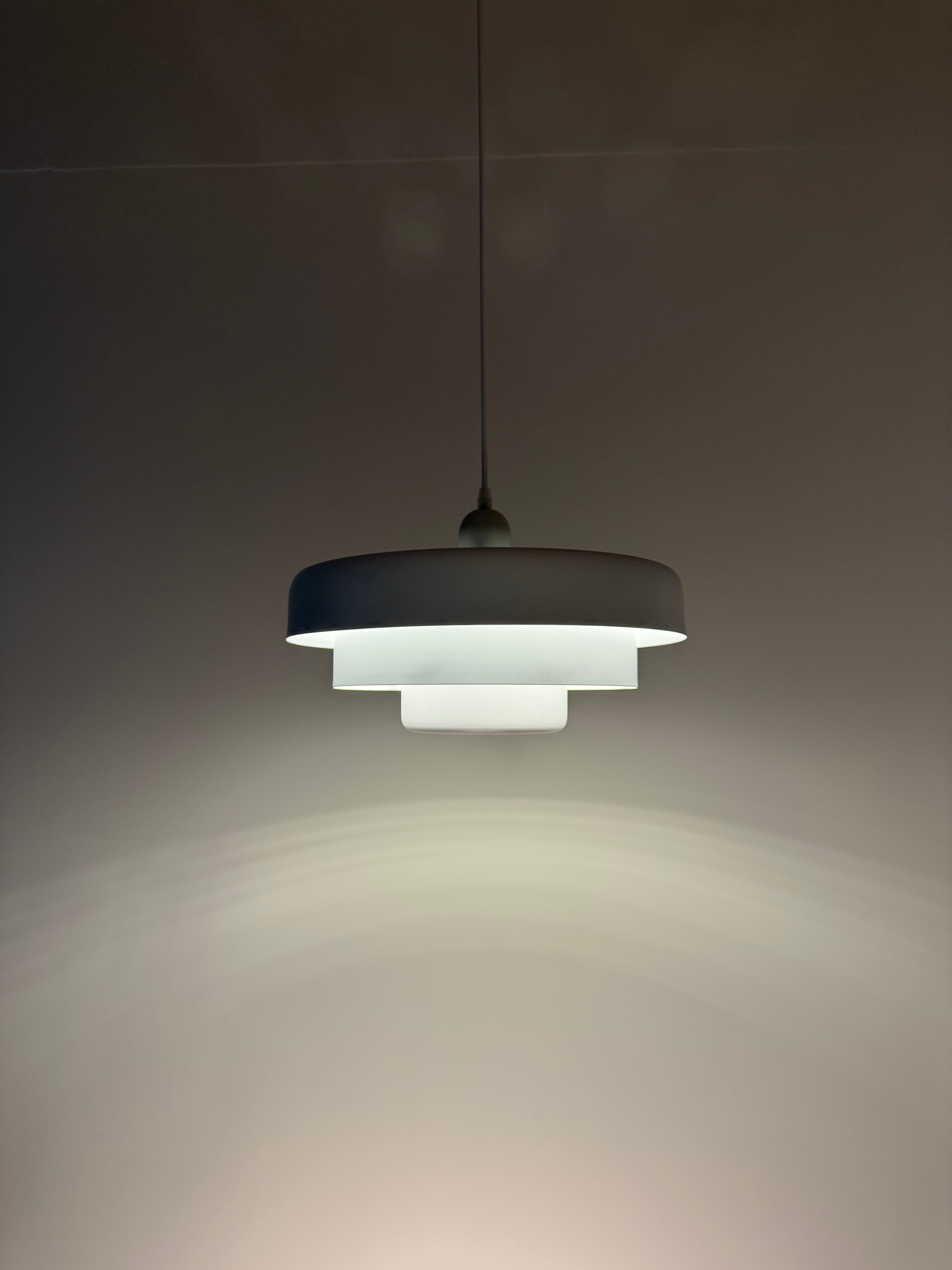 Taklampa Mid-Century Vit