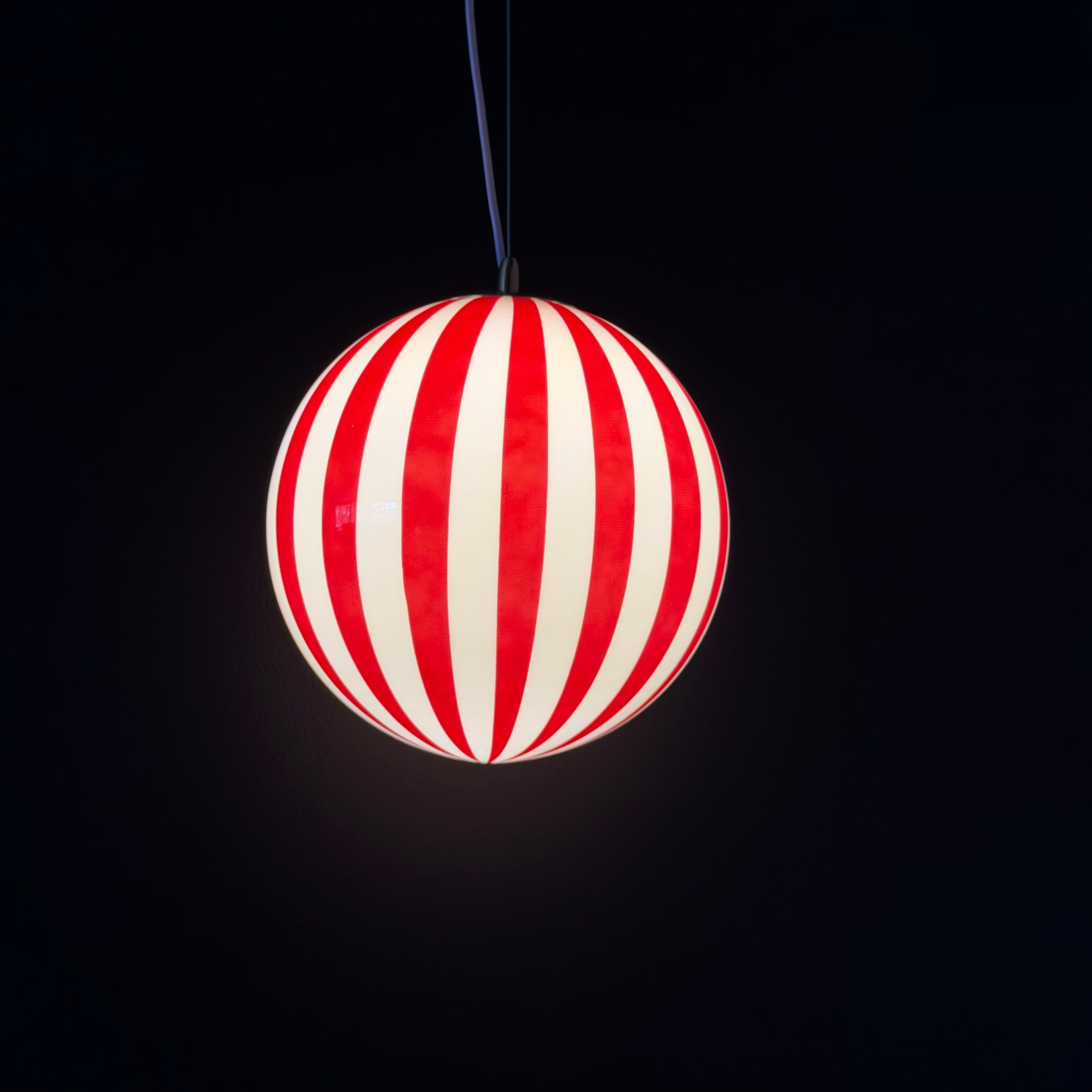 MURANO pendellampa Röd – Randigt glas & mässing