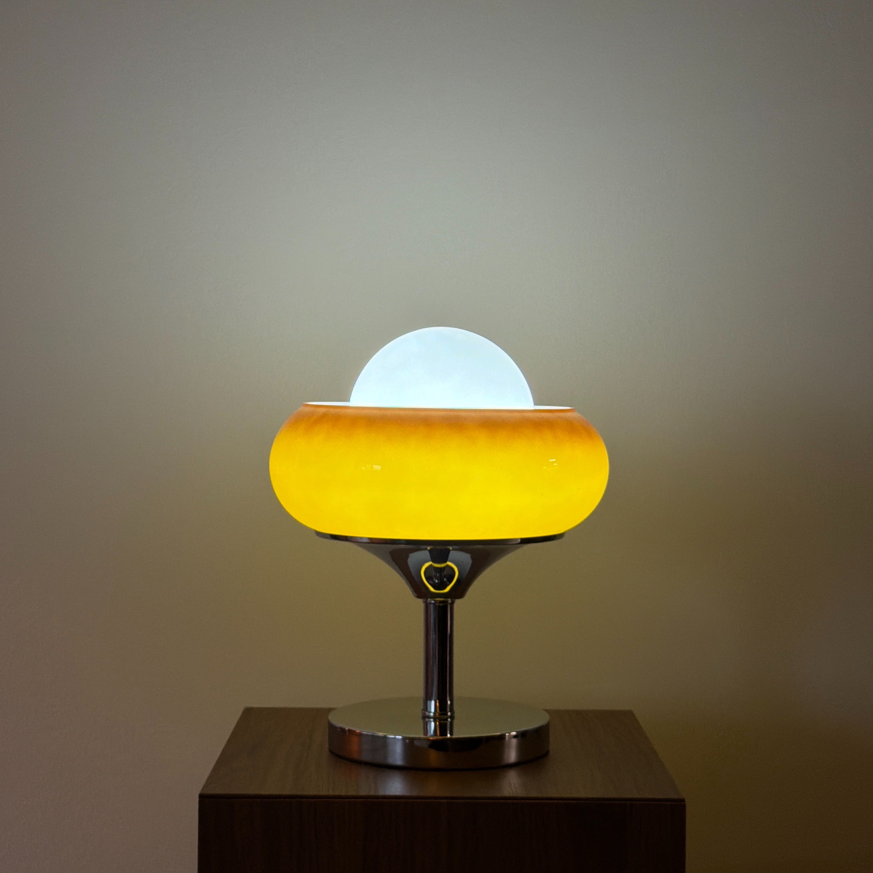 COSMO bordslampa Orange/Brun – Bauhaus opalglas & krom