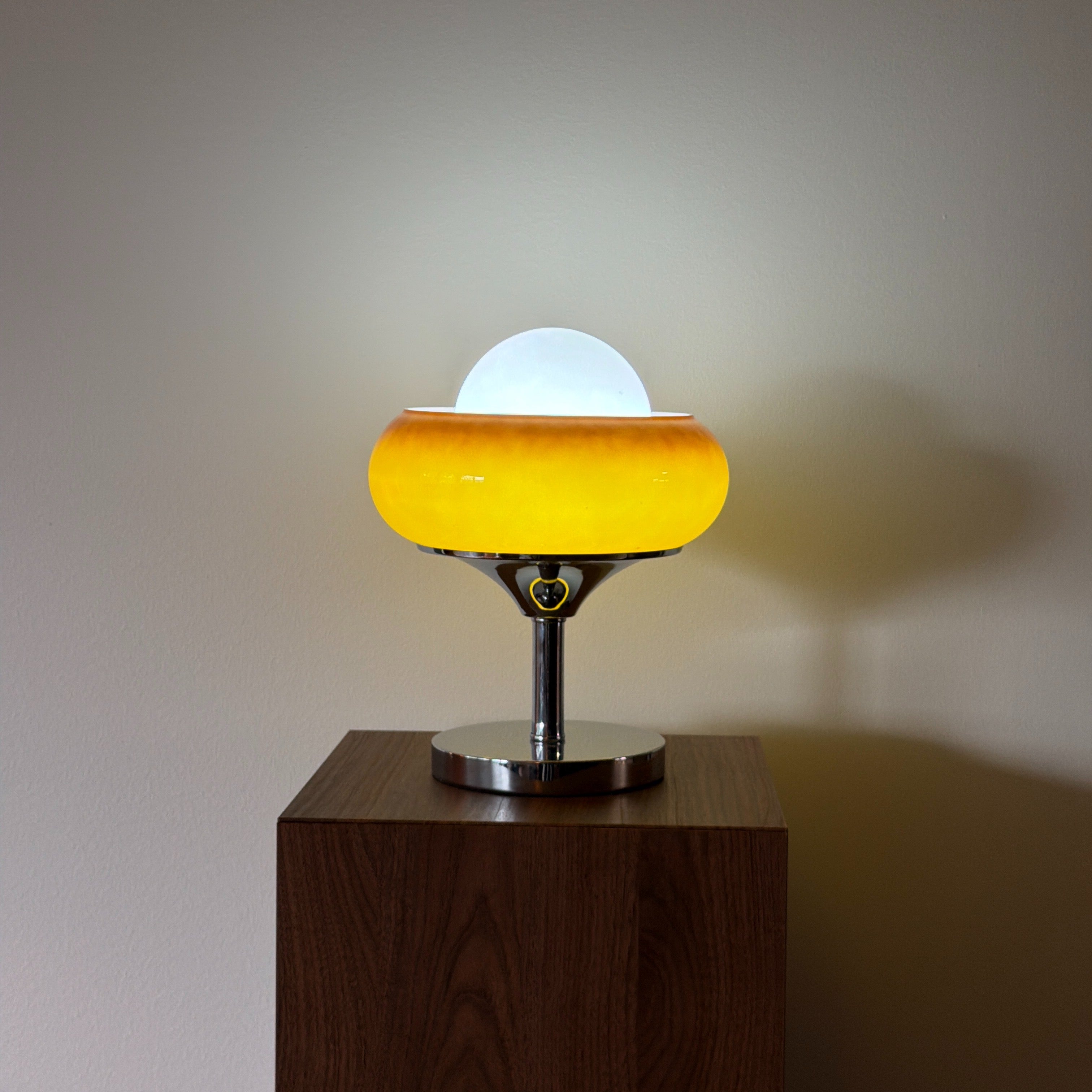 COSMO bordslampa Orange/Brun – Bauhaus opalglas & krom