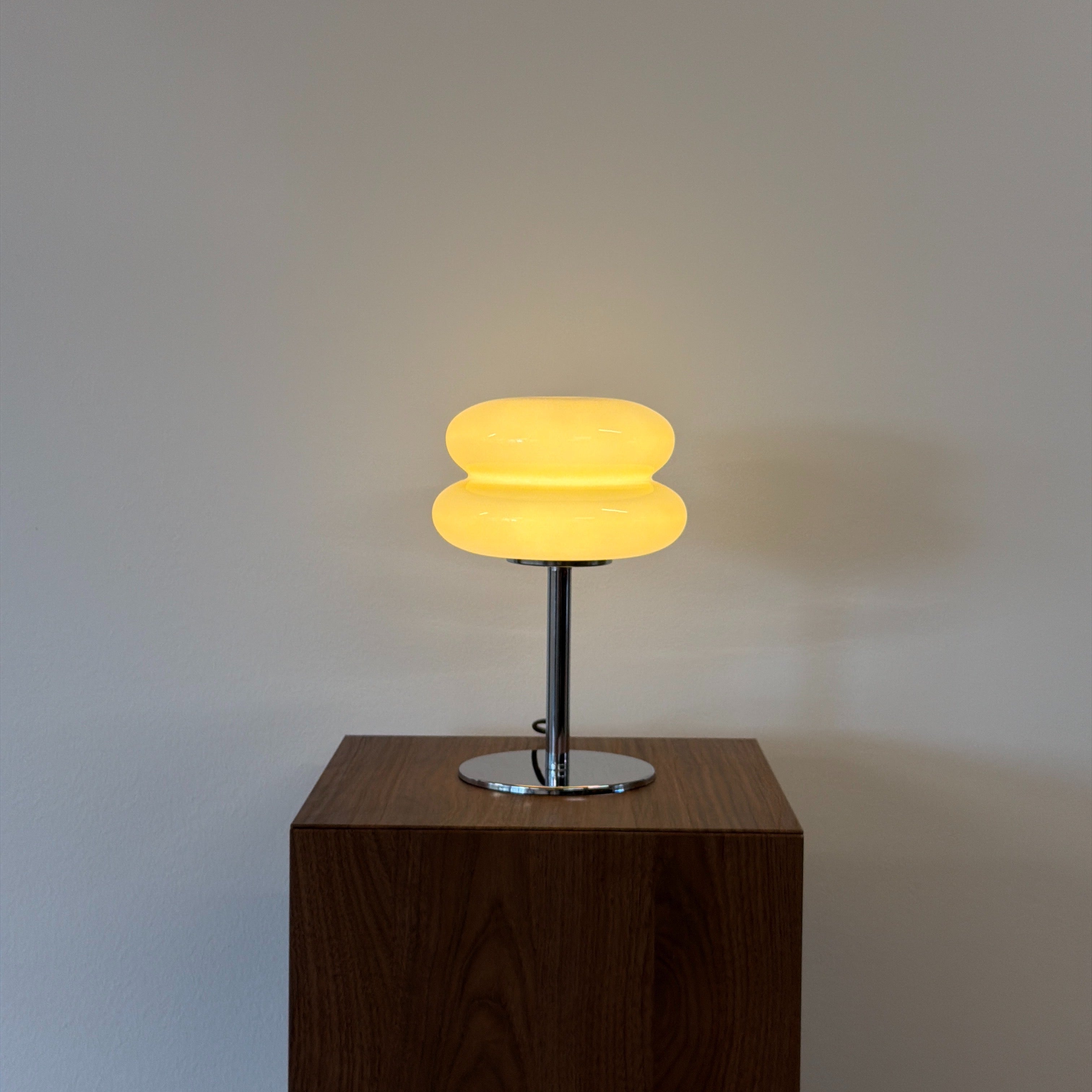MACARON bordslampa Gul – Bauhaus opalglas & krom