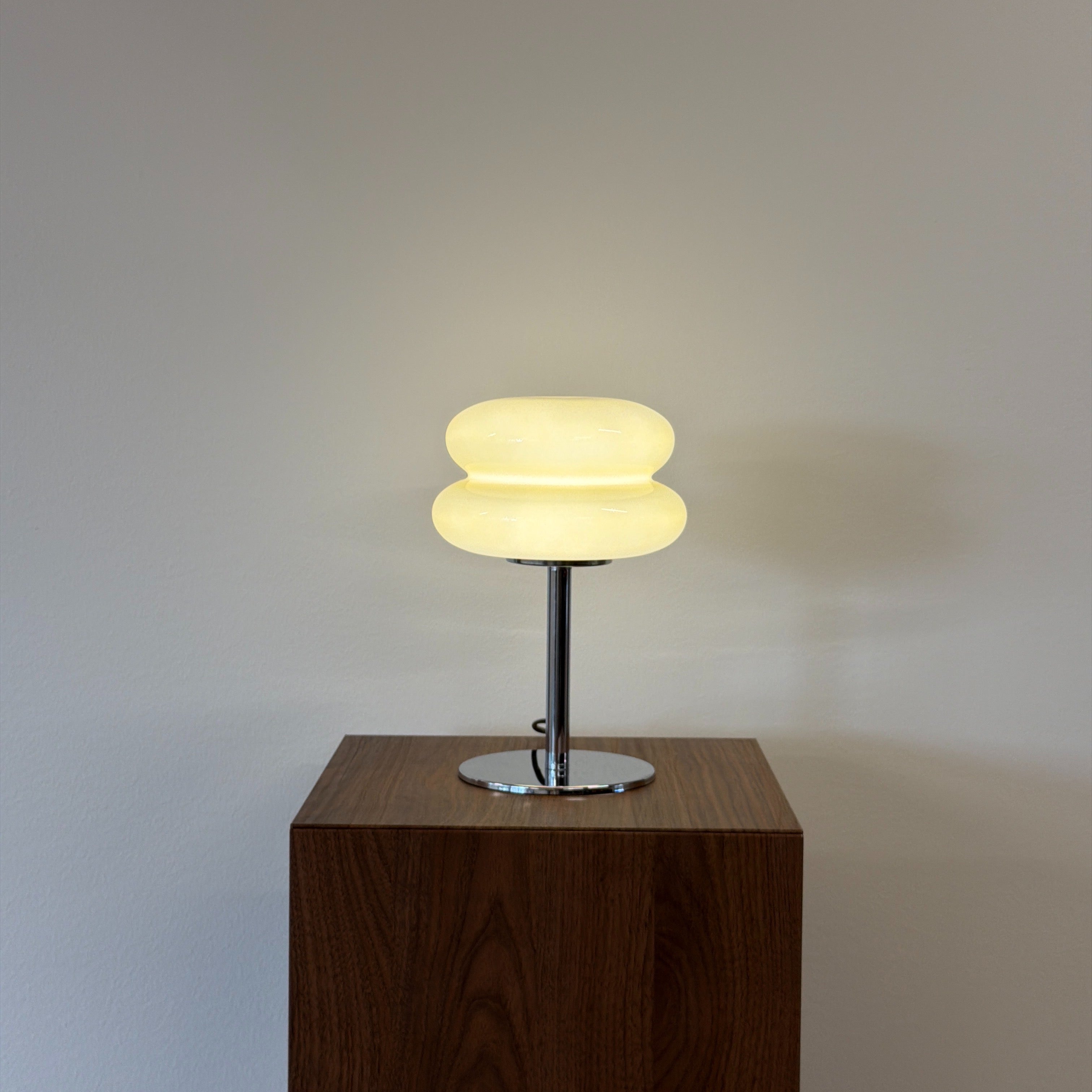 MACARON bordslampa Gul – Bauhaus opalglas & krom