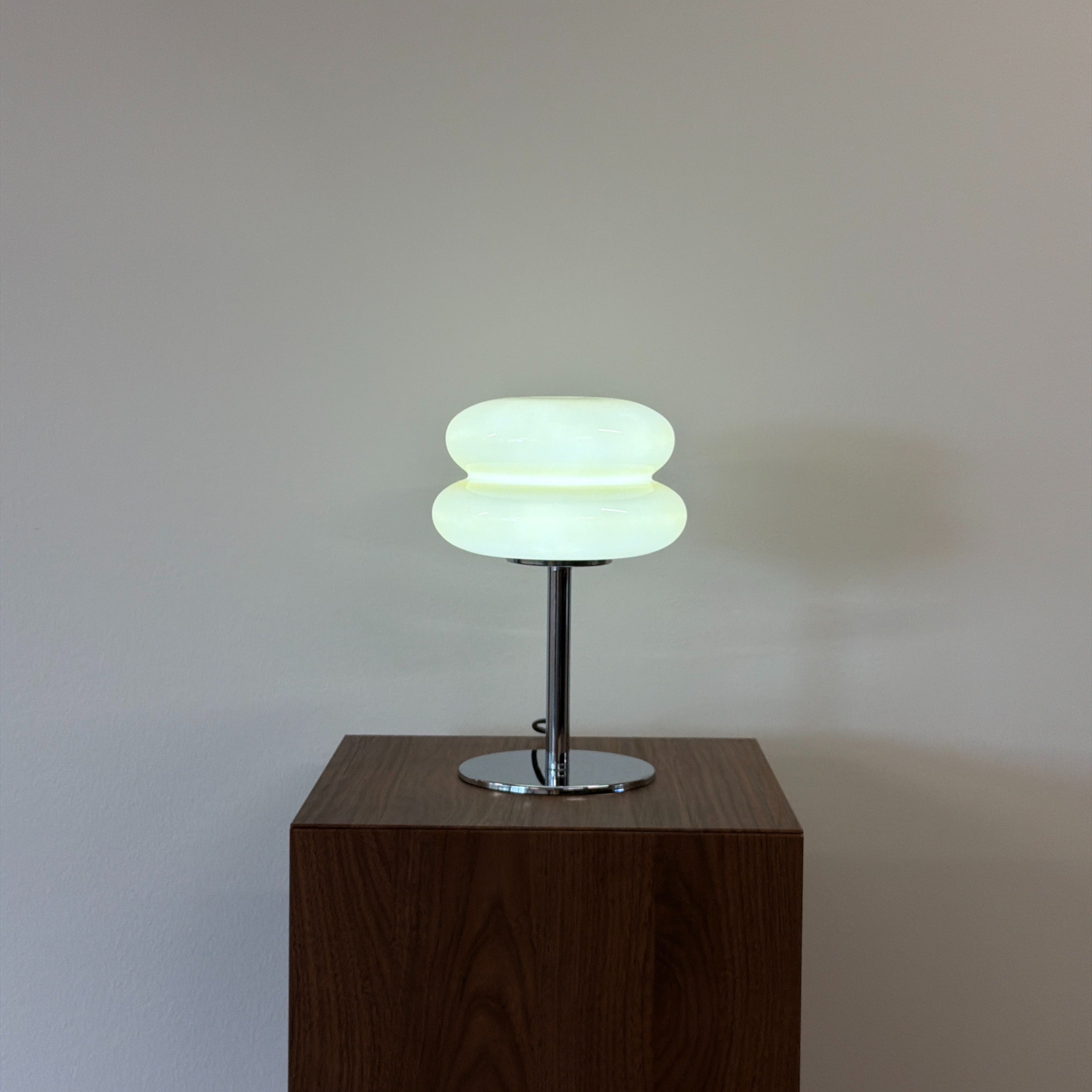 MACARON bordslampa Gul – Bauhaus opalglas & krom