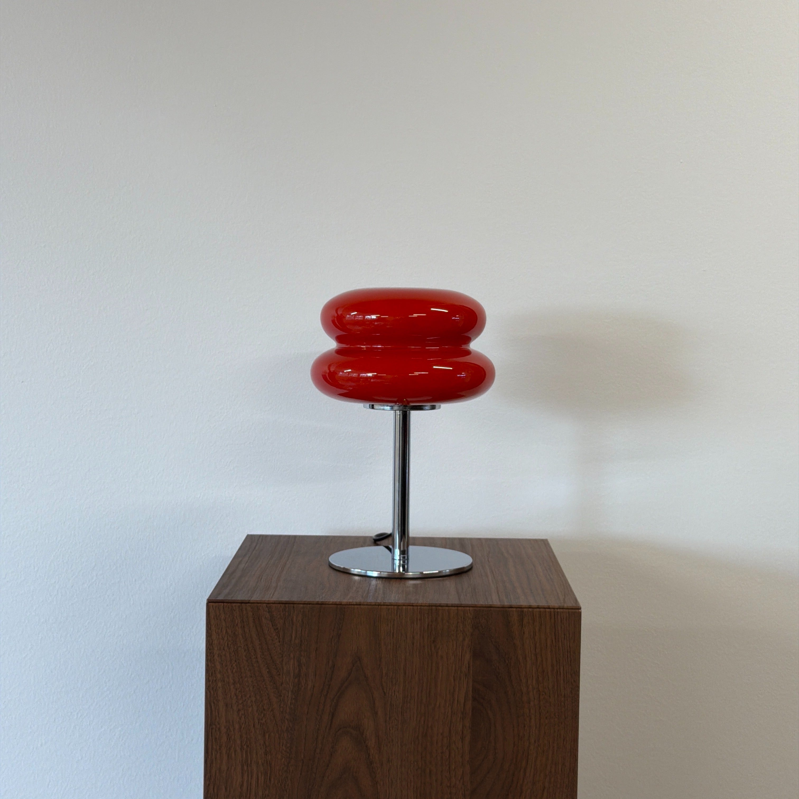 MACARON bordslampa Röd – Bauhaus opalglas & krom
