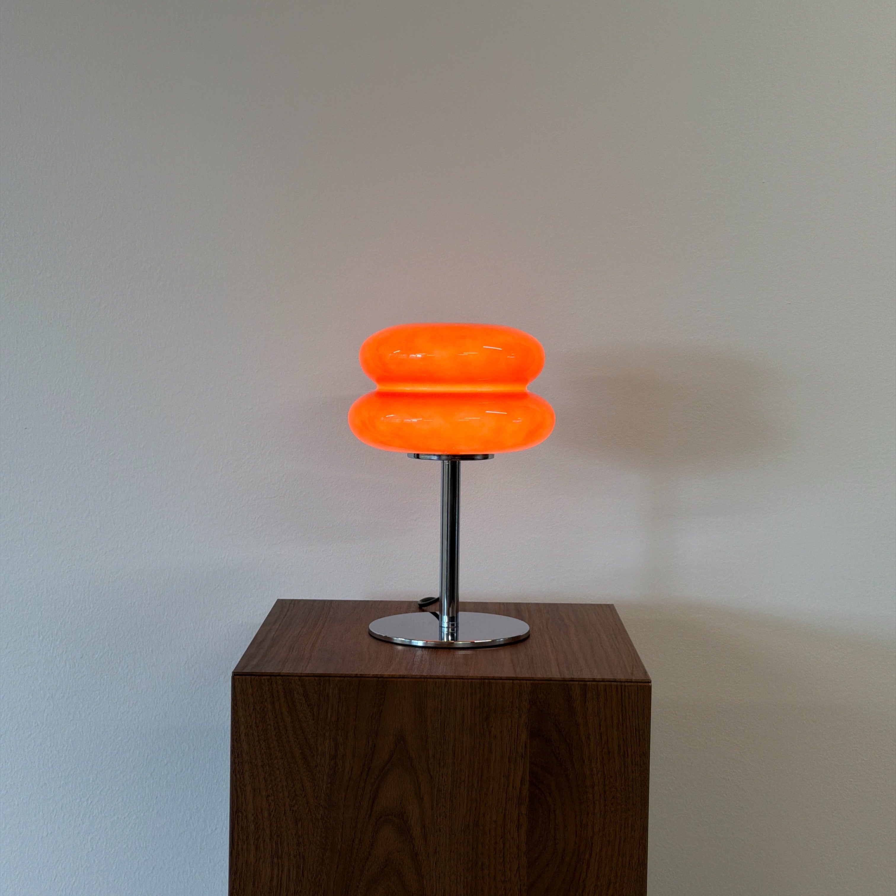 MACARON bordslampa Röd – Bauhaus opalglas & krom