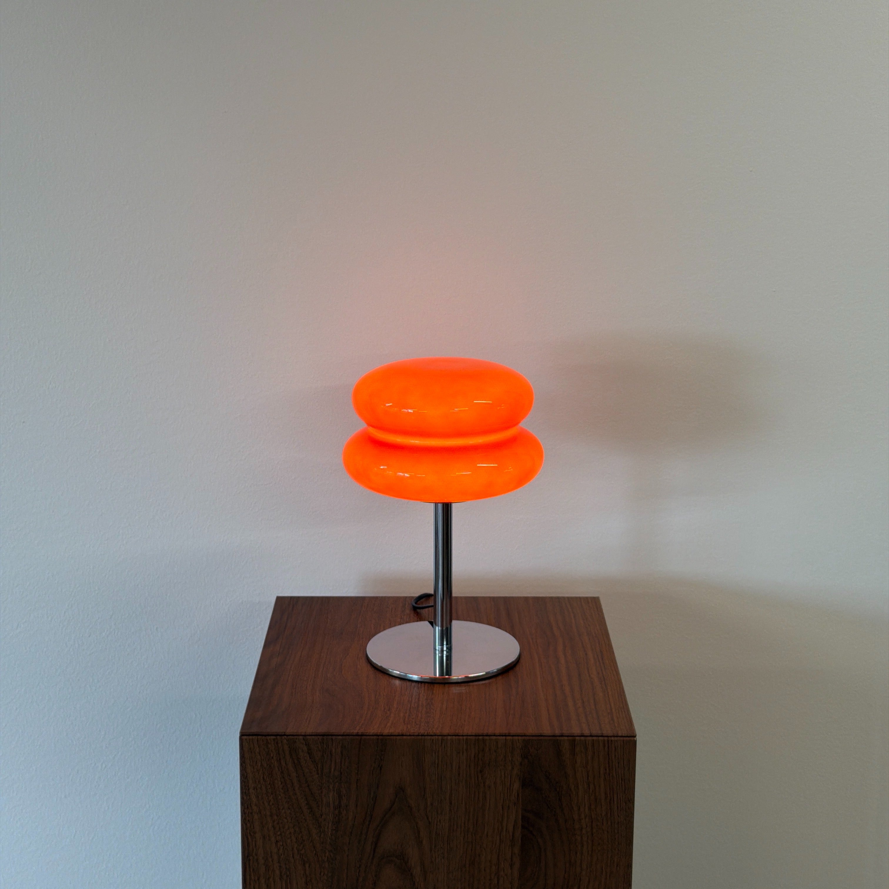 MACARON bordslampa Röd – Bauhaus opalglas & krom