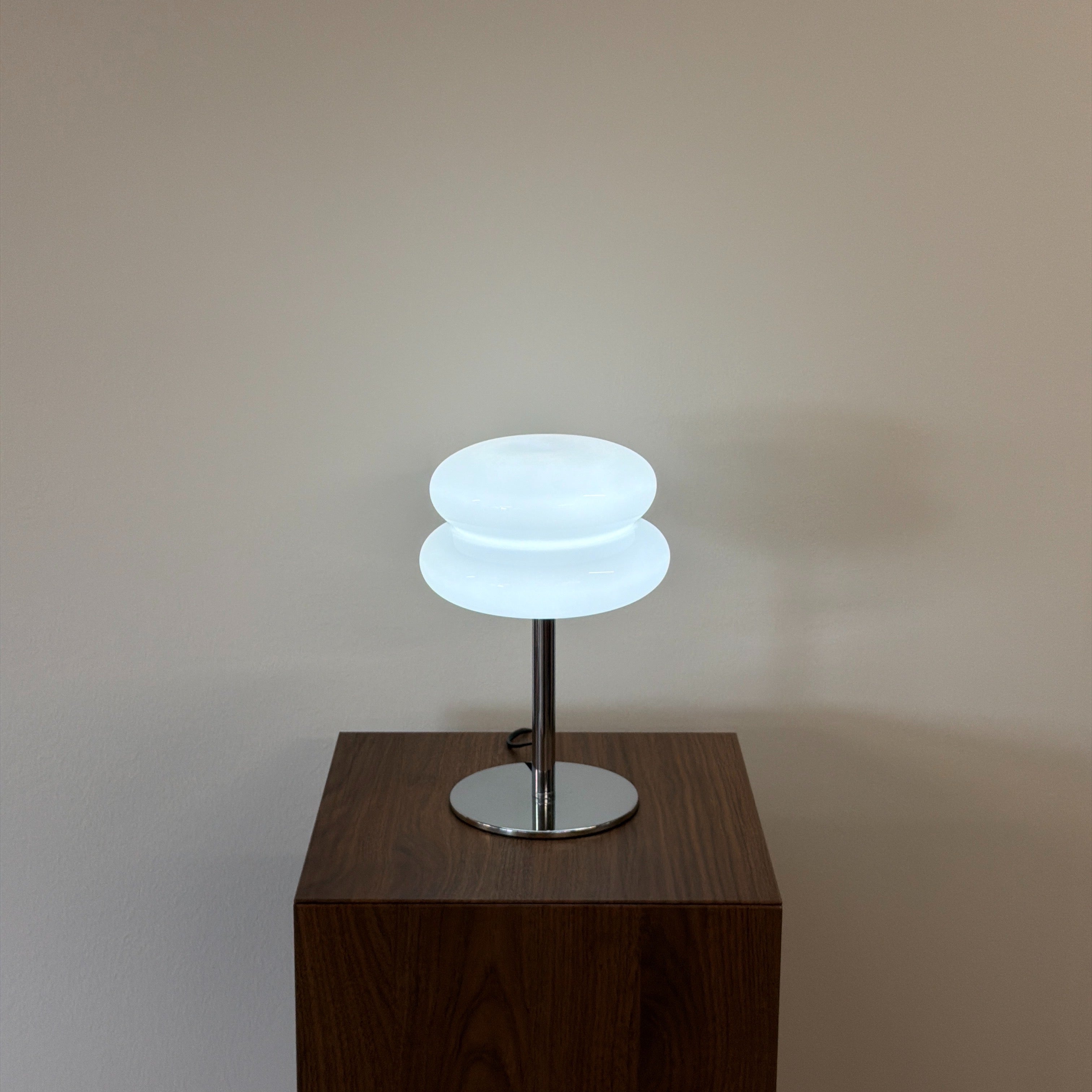 MACARON bordslampa Vit – Bauhaus opalglas & krom