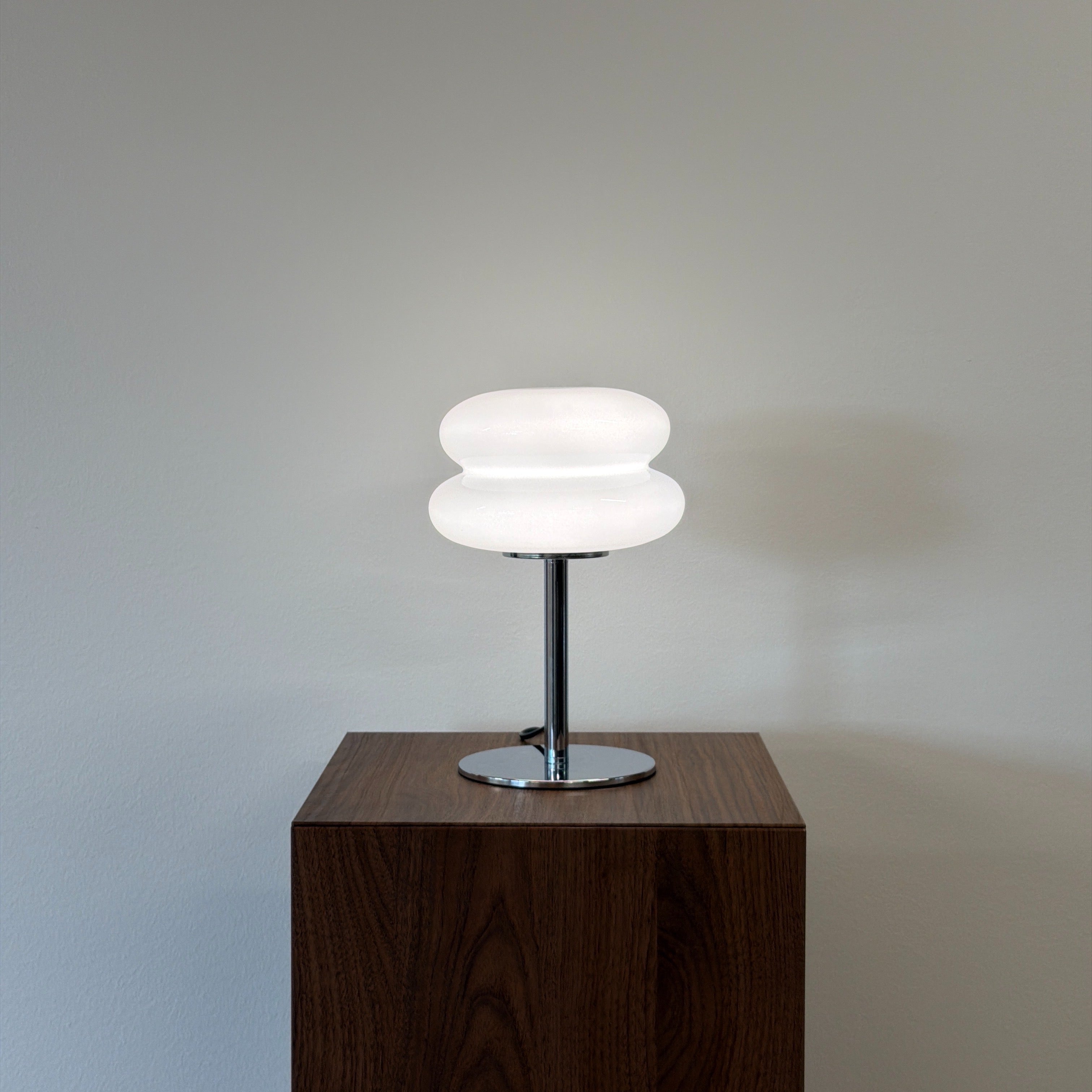 MACARON bordslampa Vit – Bauhaus opalglas & krom