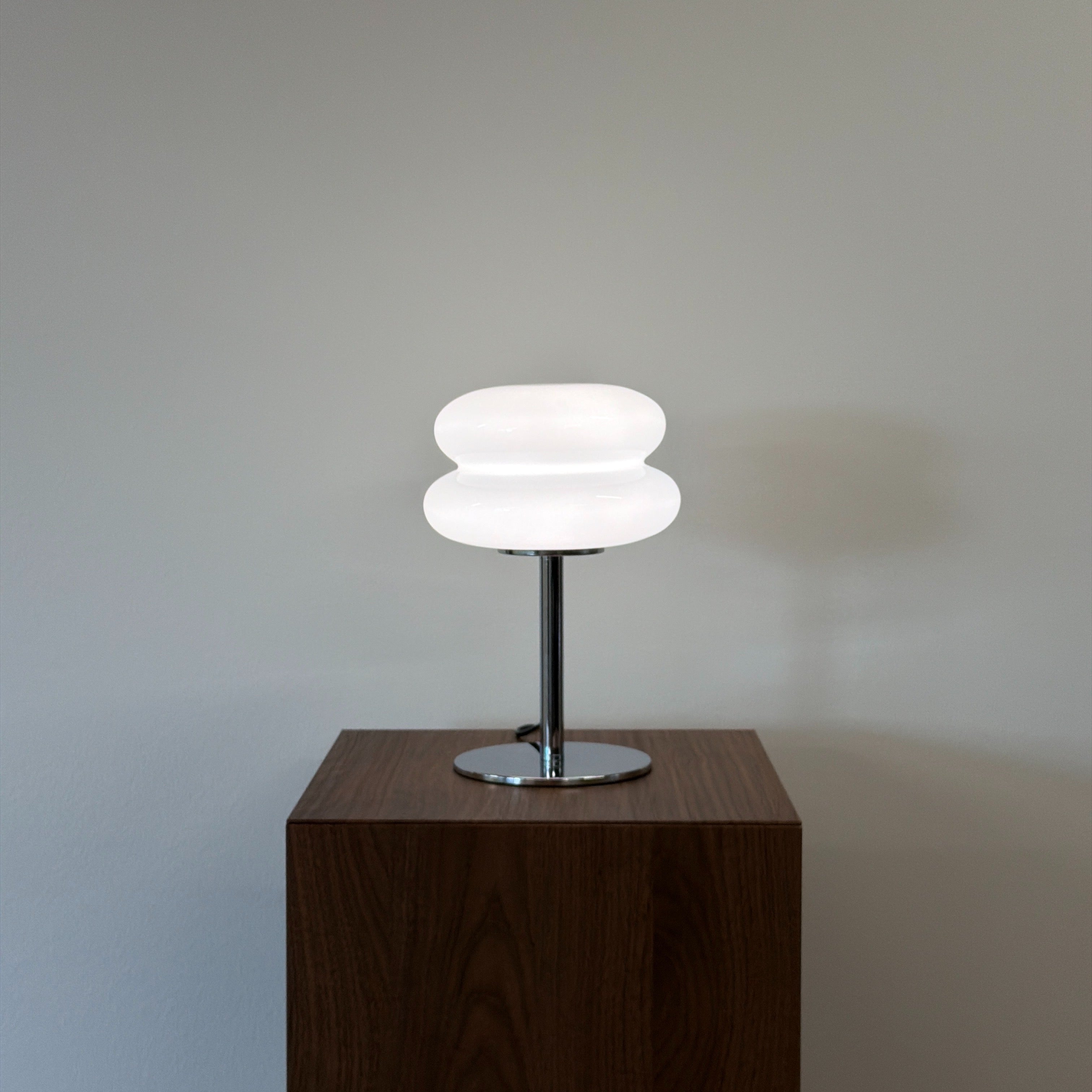 MACARON bordslampa Vit – Bauhaus opalglas & krom