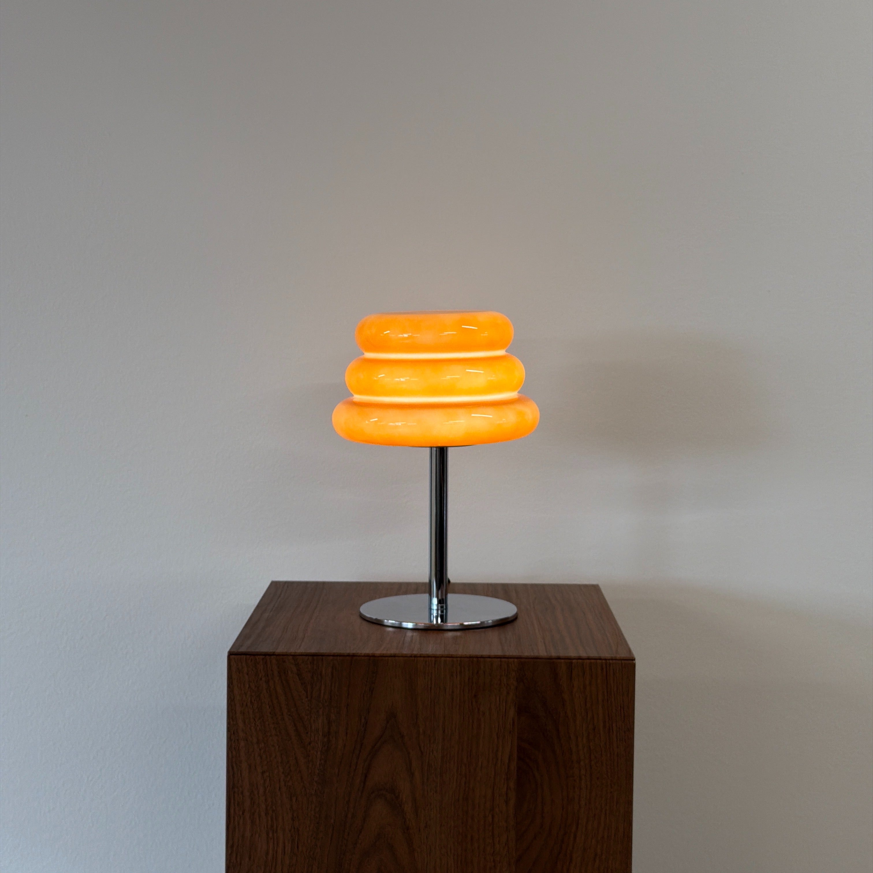 CAKE bordslampa Orange – Bauhaus opalglas & krom