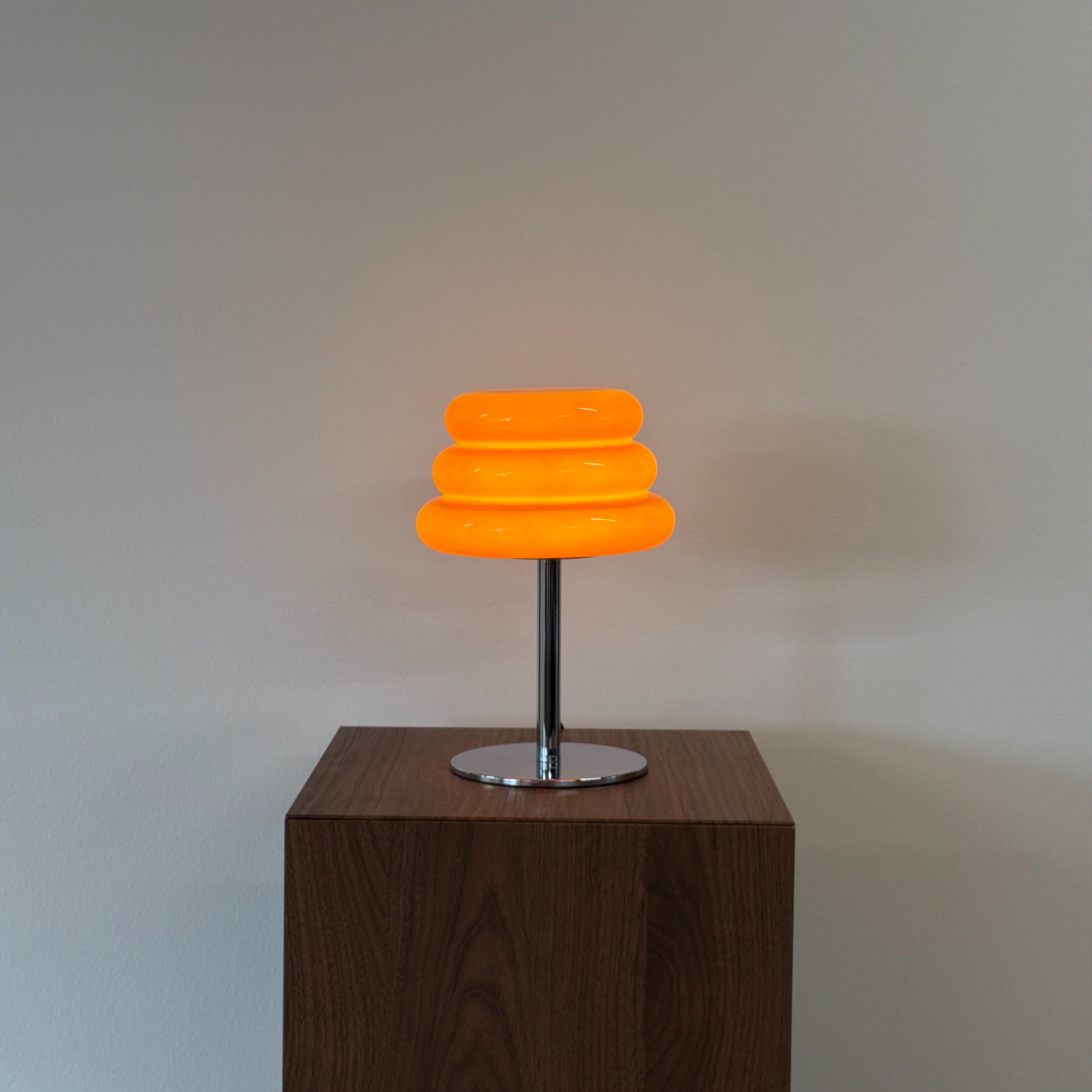 CAKE bordslampa Orange – Bauhaus opalglas & krom
